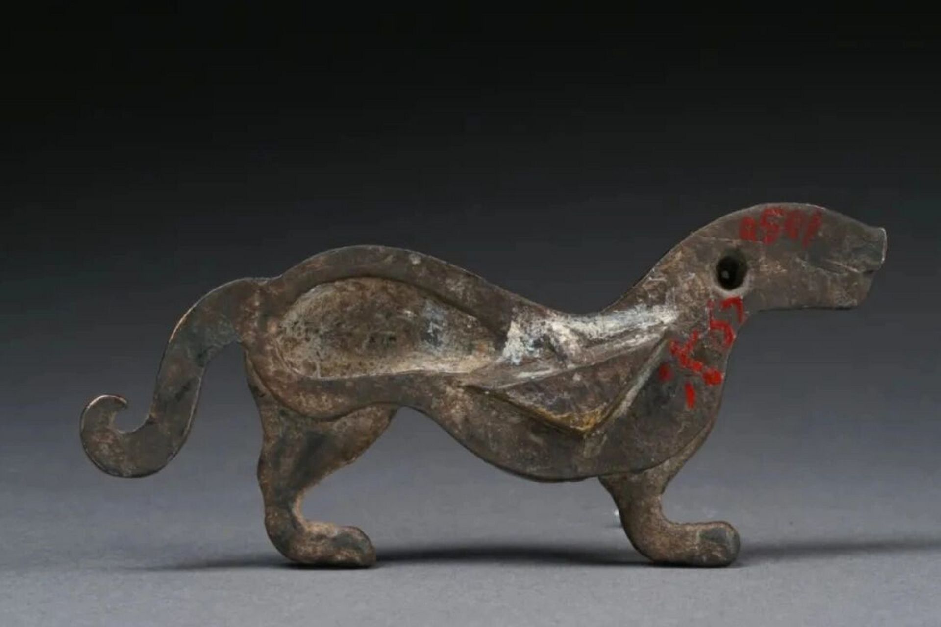 错金杜虎符 错金杜虎符,1975年出土于陕西省西安市南郊北桥沈家村,长9