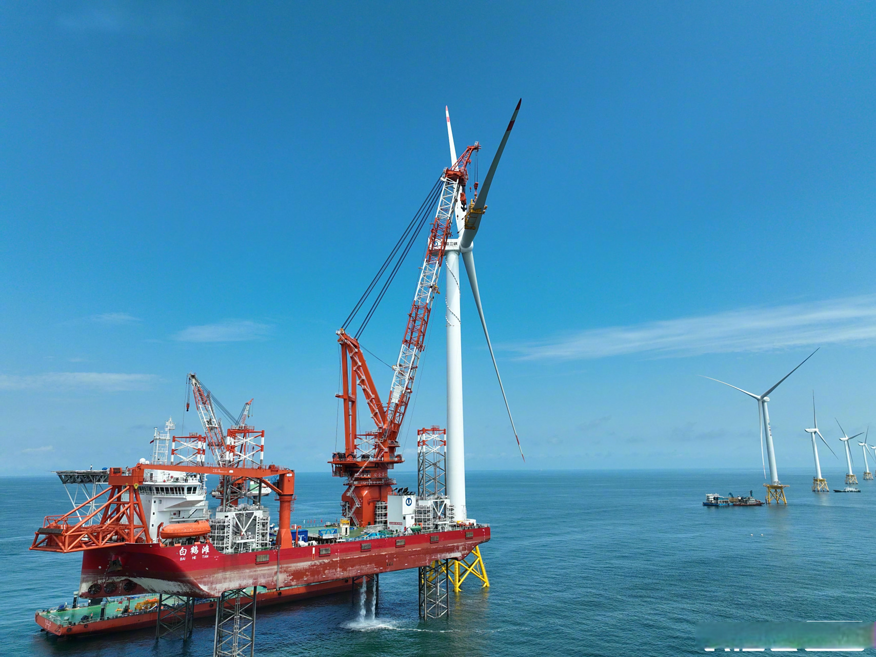 鄂企完成16兆瓦海上风机吊装】6月28日,随着最后一个叶片完成空中对接