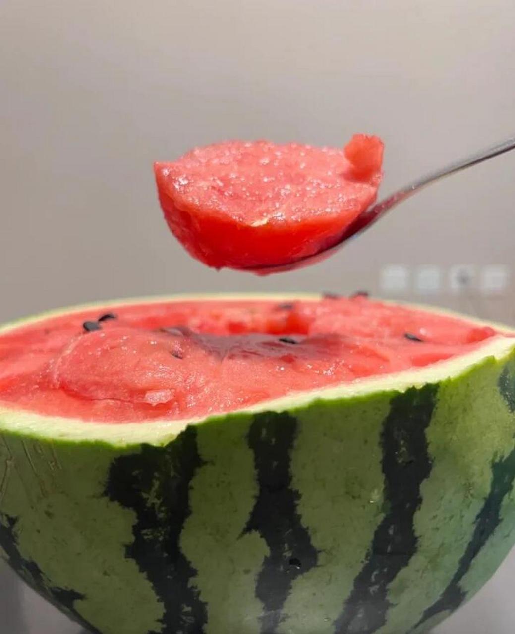 夏天的快乐,就是抱着半颗麒麟西瓜,用勺子挖着吃.