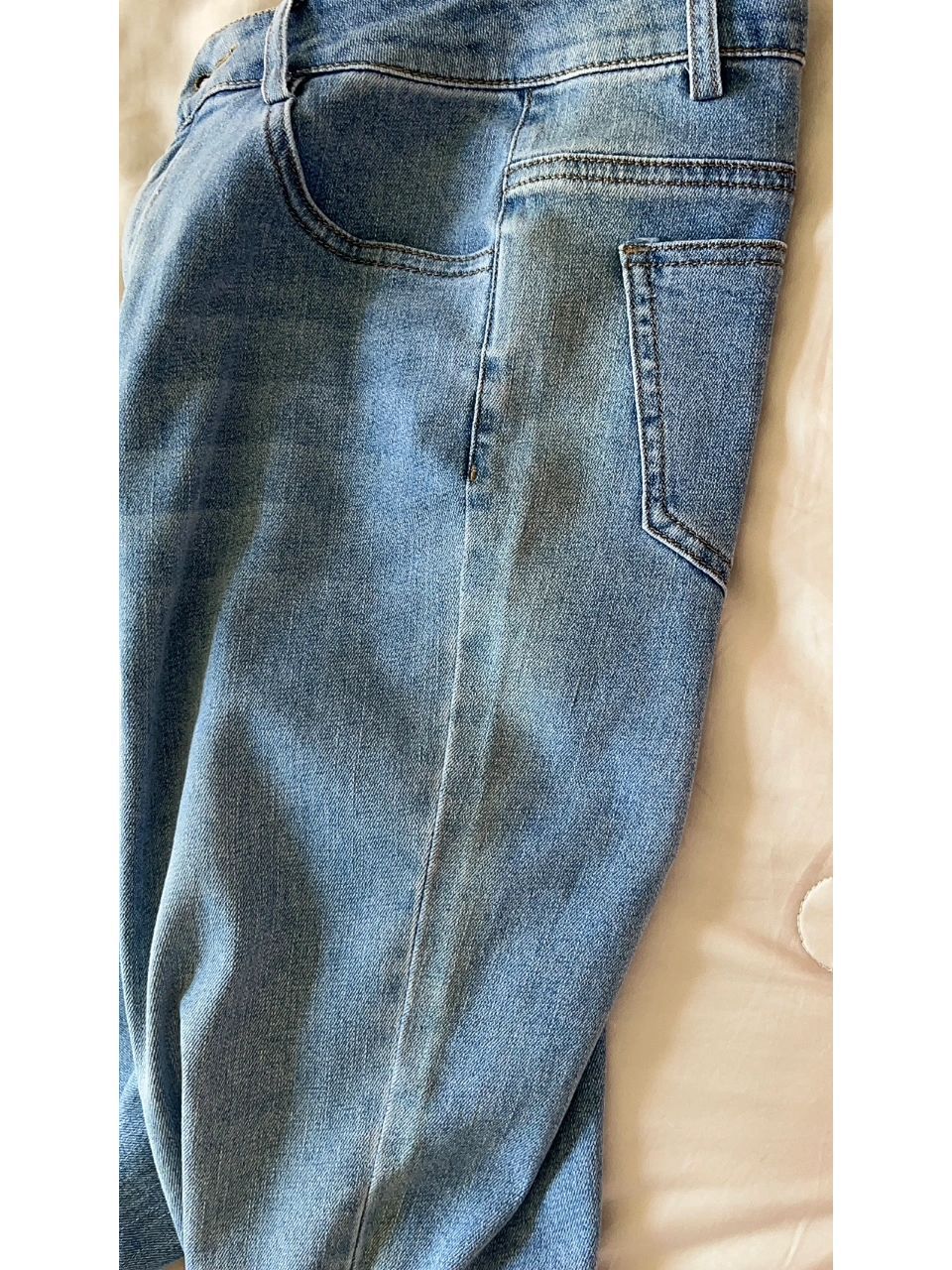 牛仔裤发黄了还有救吗01 新买的就穿了两次,还未下水洗过,今天拿