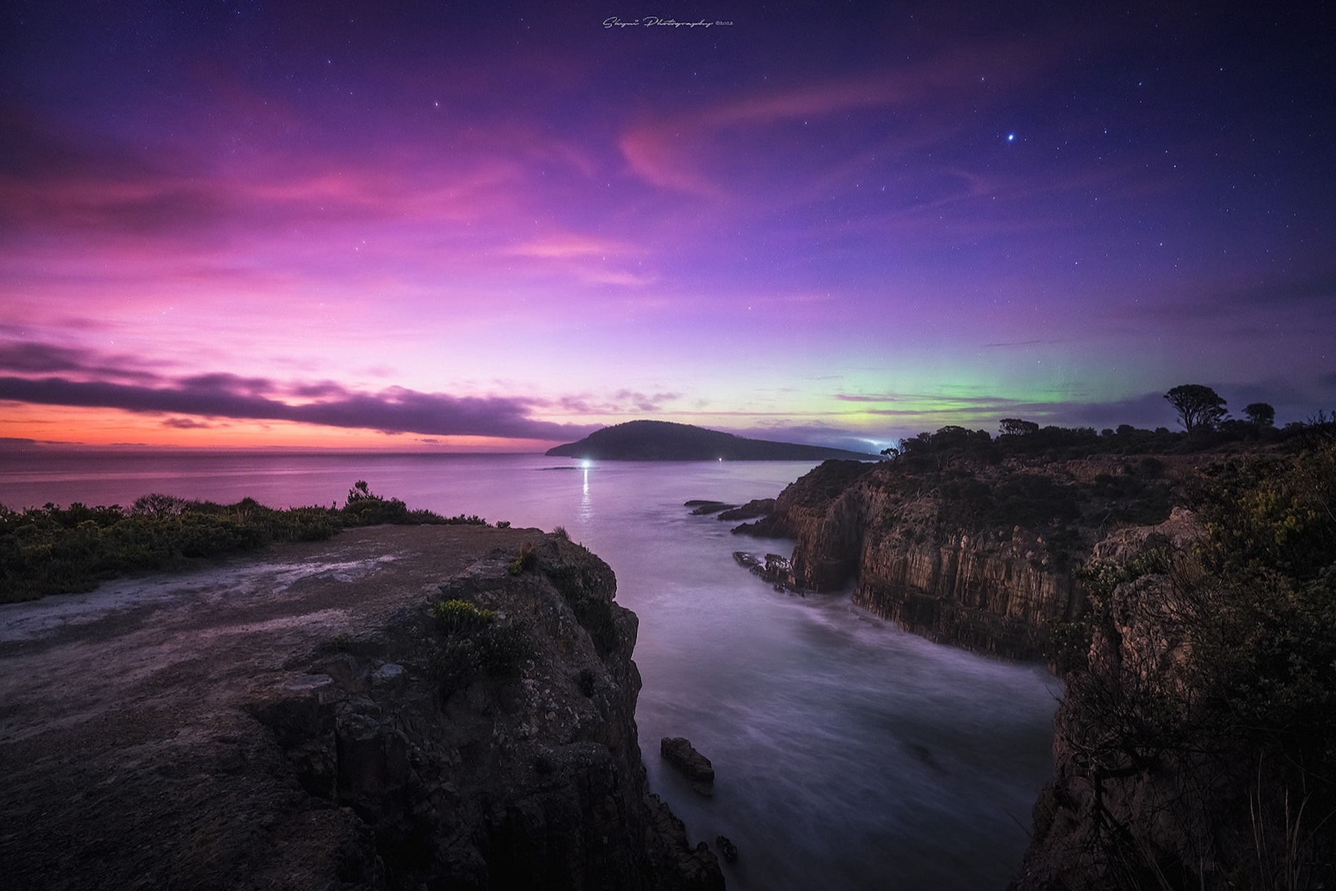 黎明破晓前的那一点光, 和夜末最后一片南极光, 同时出现在还未完成