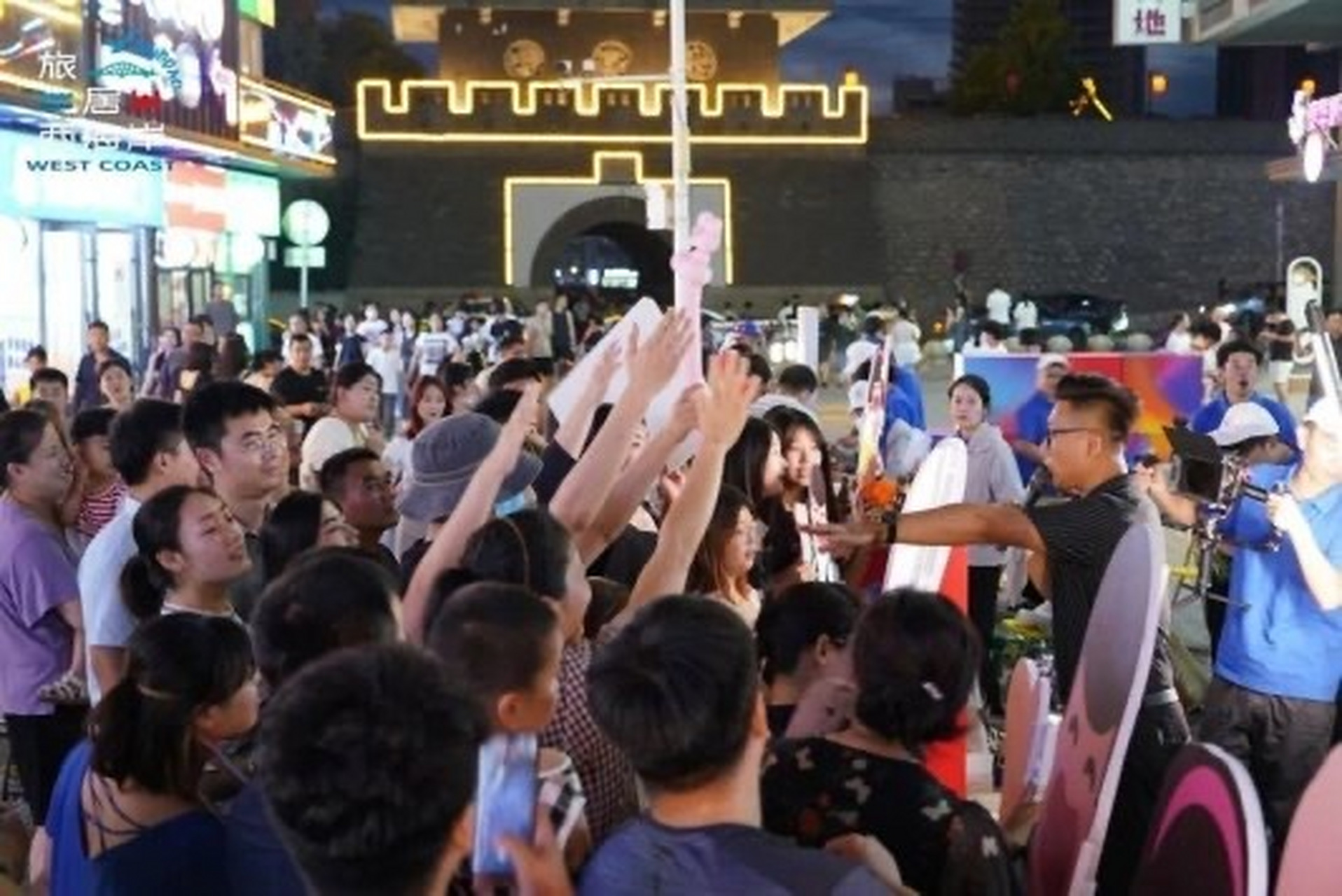 7月1日,第33届青岛国际啤酒节暨青岛西海岸新区"双城记"文旅推介活动