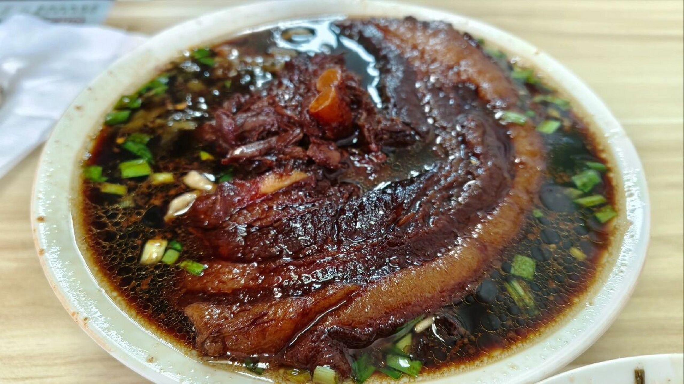 价格还不算太贵,大肉面23一碗.