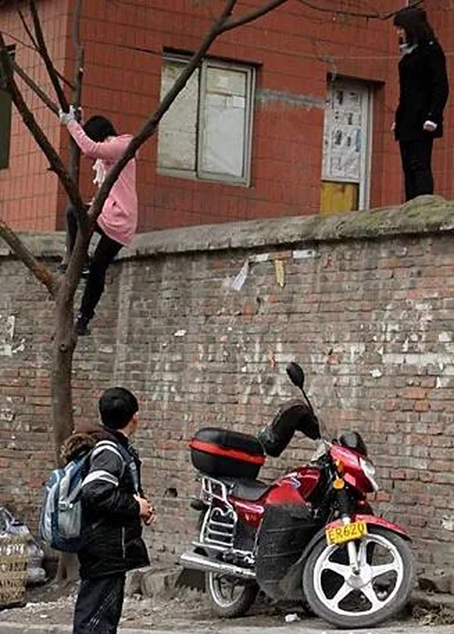 高一的时候晚上翻围墙出去上网,碰到穿校服的女生,被几个染小黄毛围在