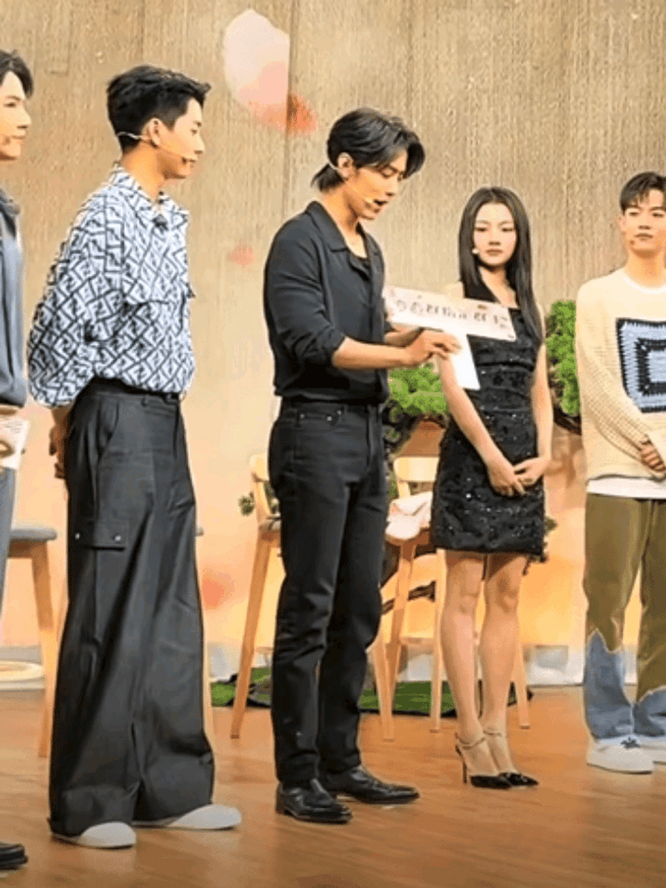 有网友质疑肖战垫了假屁股?98这也太匪夷所思了吧!