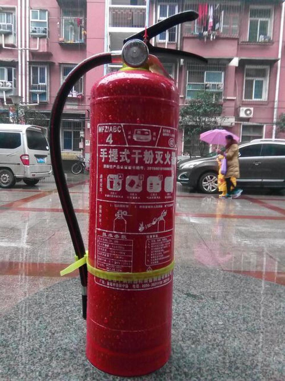 泡沫灭火器的灭火原理,是在灭火时喷射出大量二氧化碳及泡沫,它们能