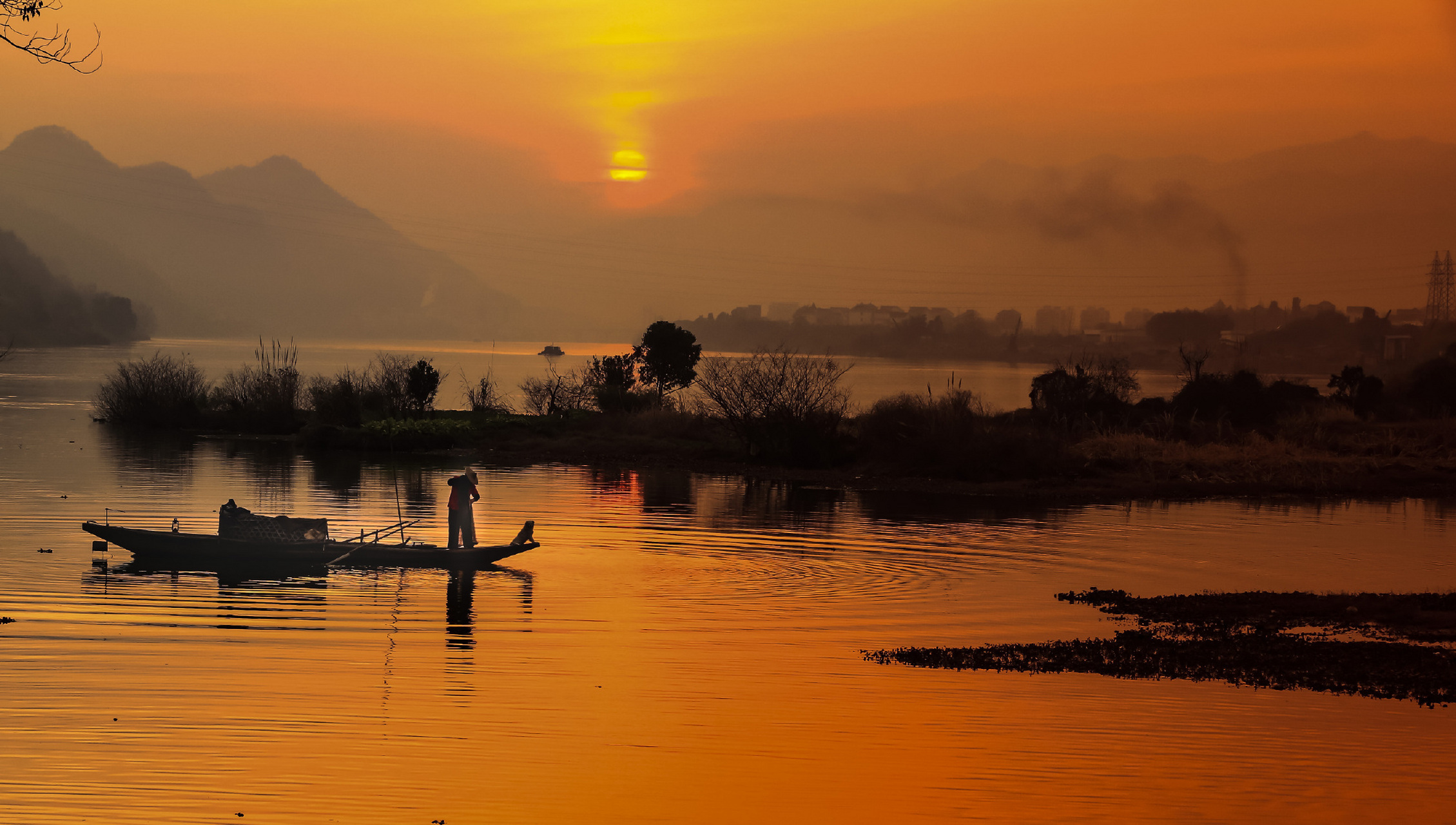 夕阳落西山·飞霞染江天! 时光且留步·美景需静观!