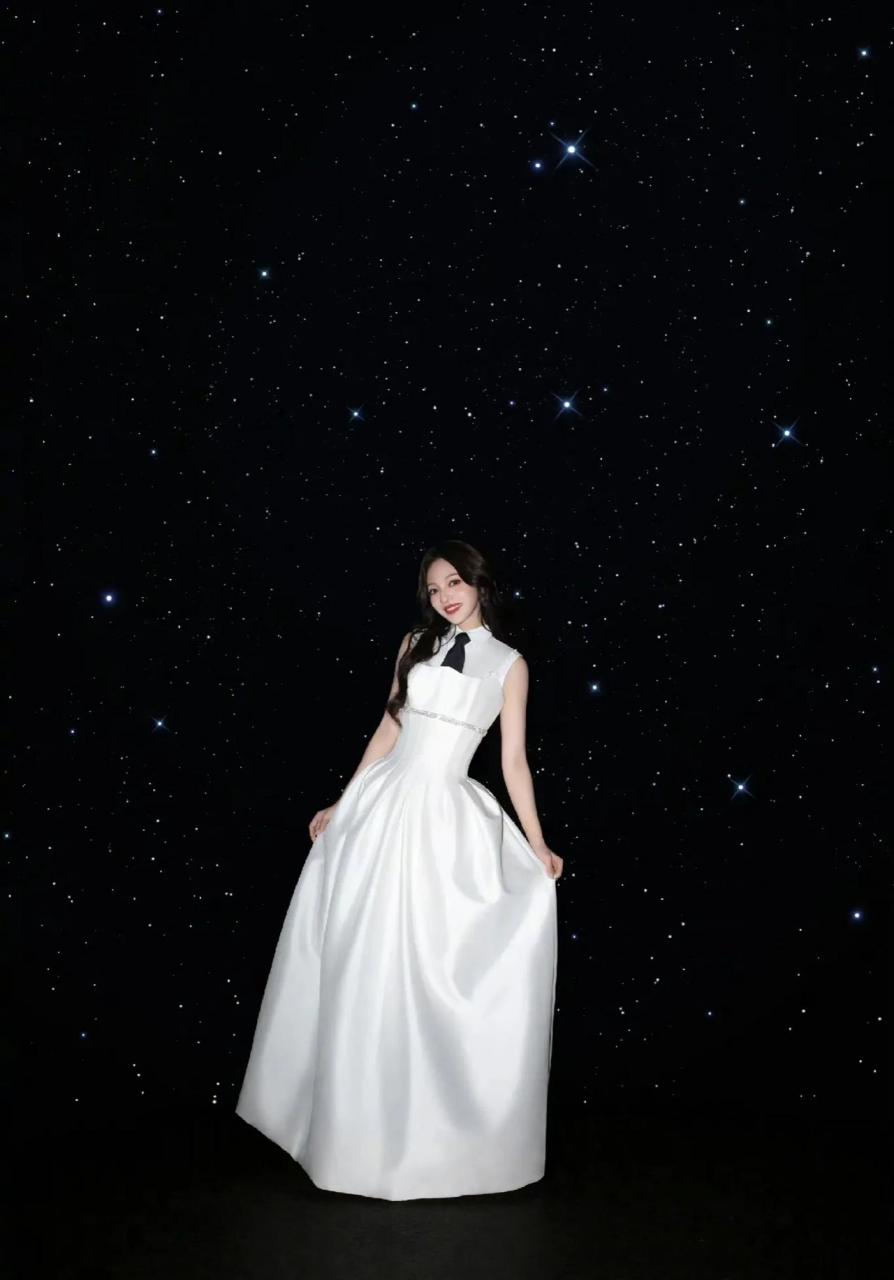 时尚|歌手张韶涵身穿jg 2024春夏系列礼服【山茶】为祖国庆生.