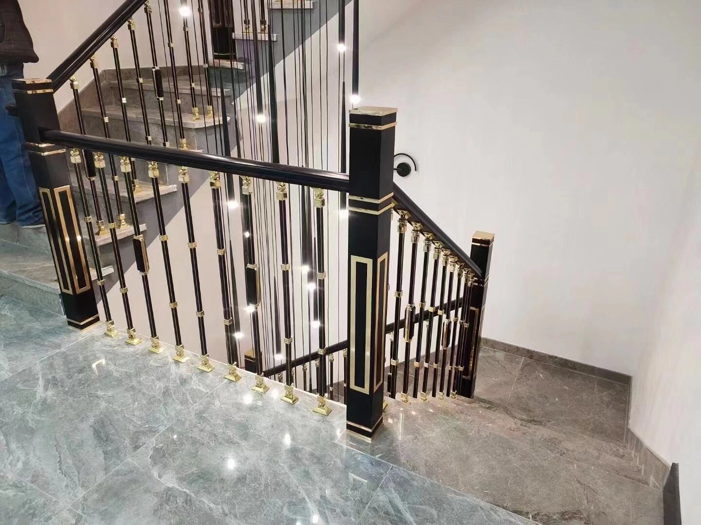 简约轻奢楼梯扶手效果图 成品美观大方