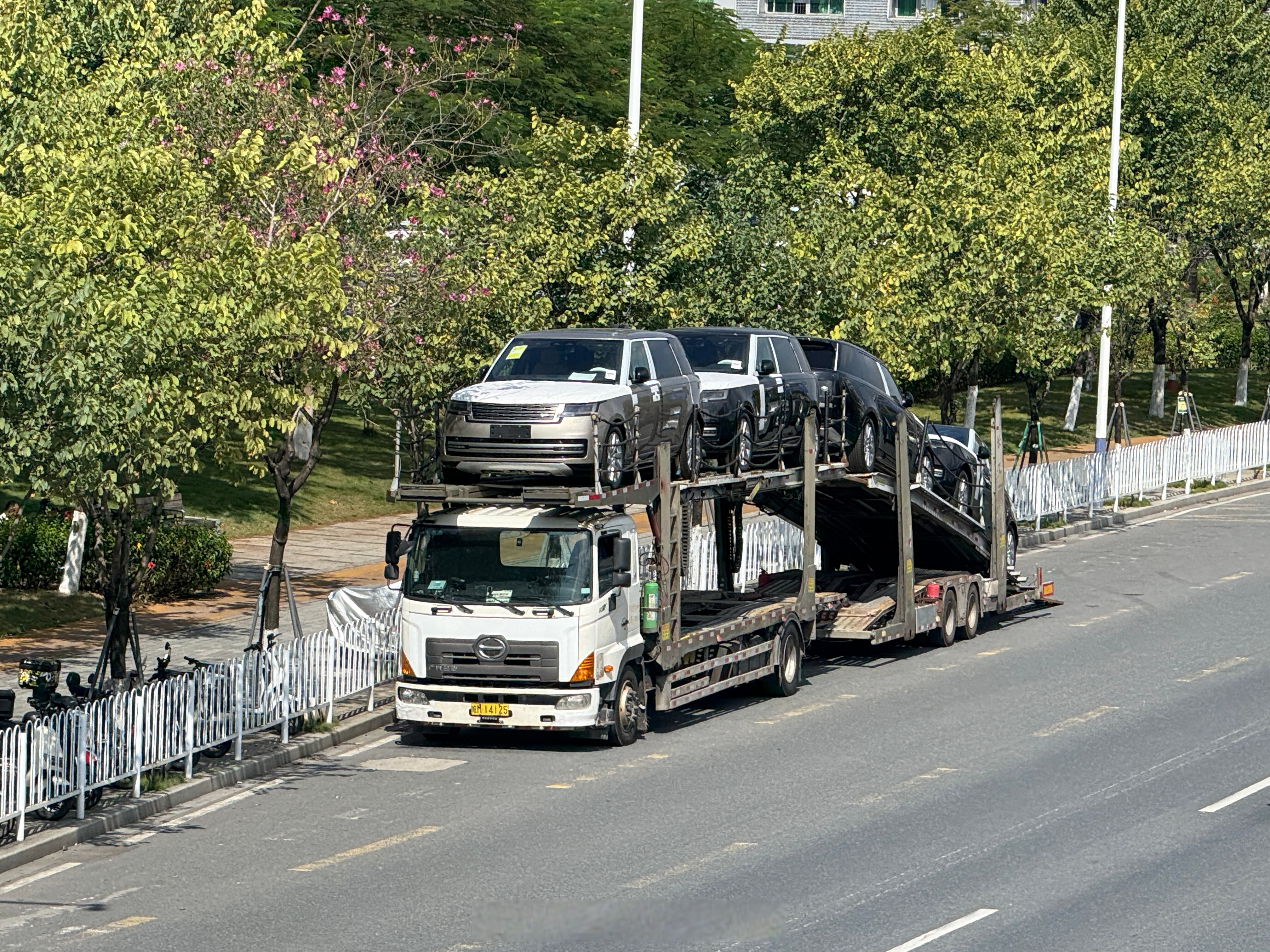 正在卸下路虎揽胜的广汽日野hino 700中置轴轿运车, 低底盘设计, 日本