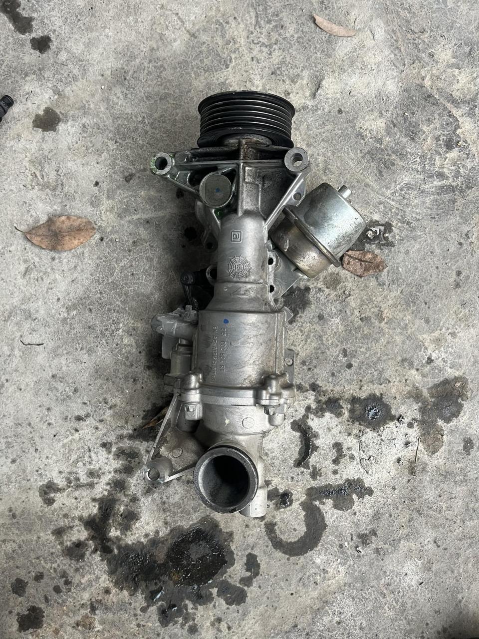 奔驰e200更换水泵完美收工 汽车保养与维修