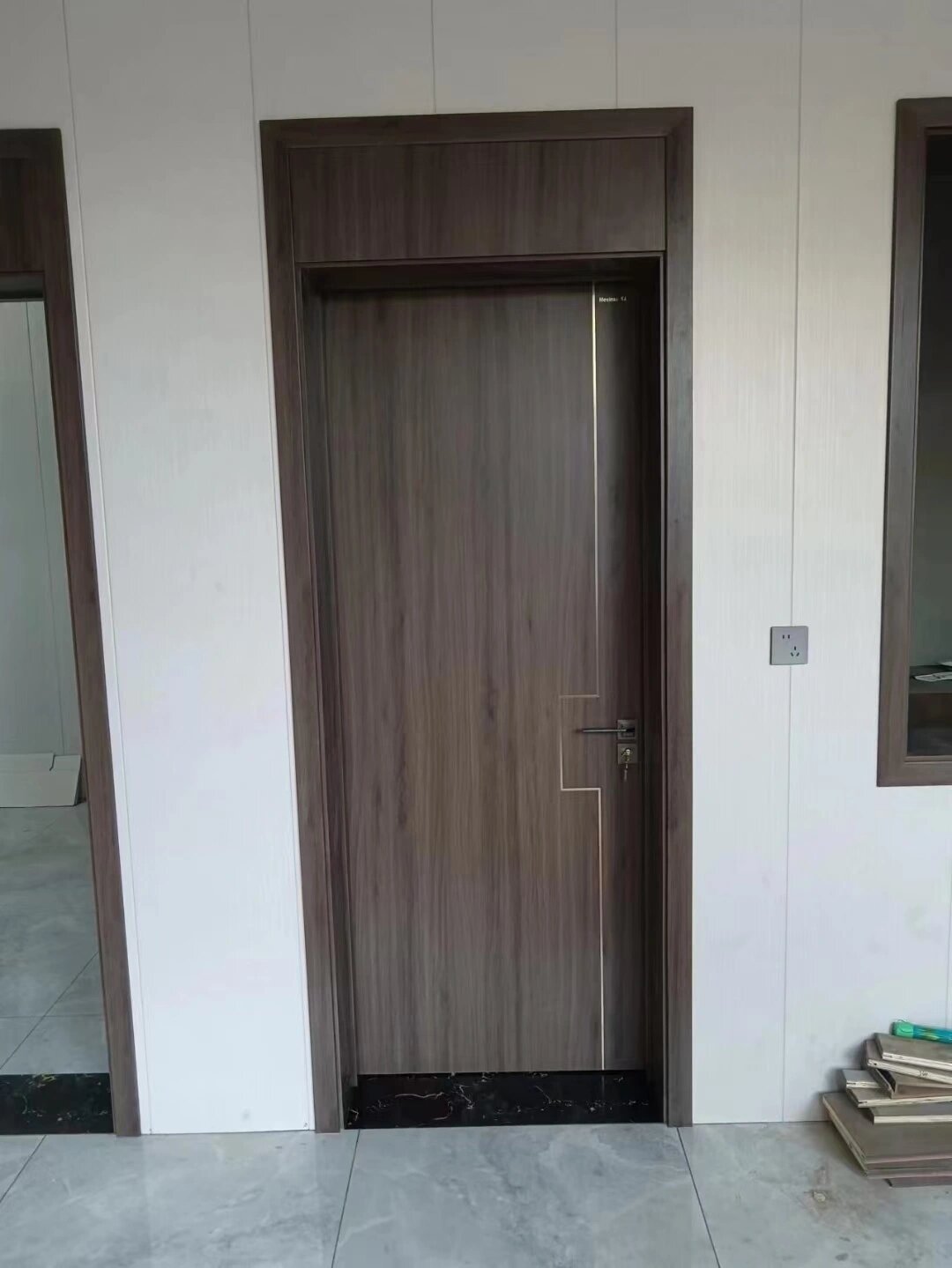 带亮窗的木门 免漆金属条带亮窗