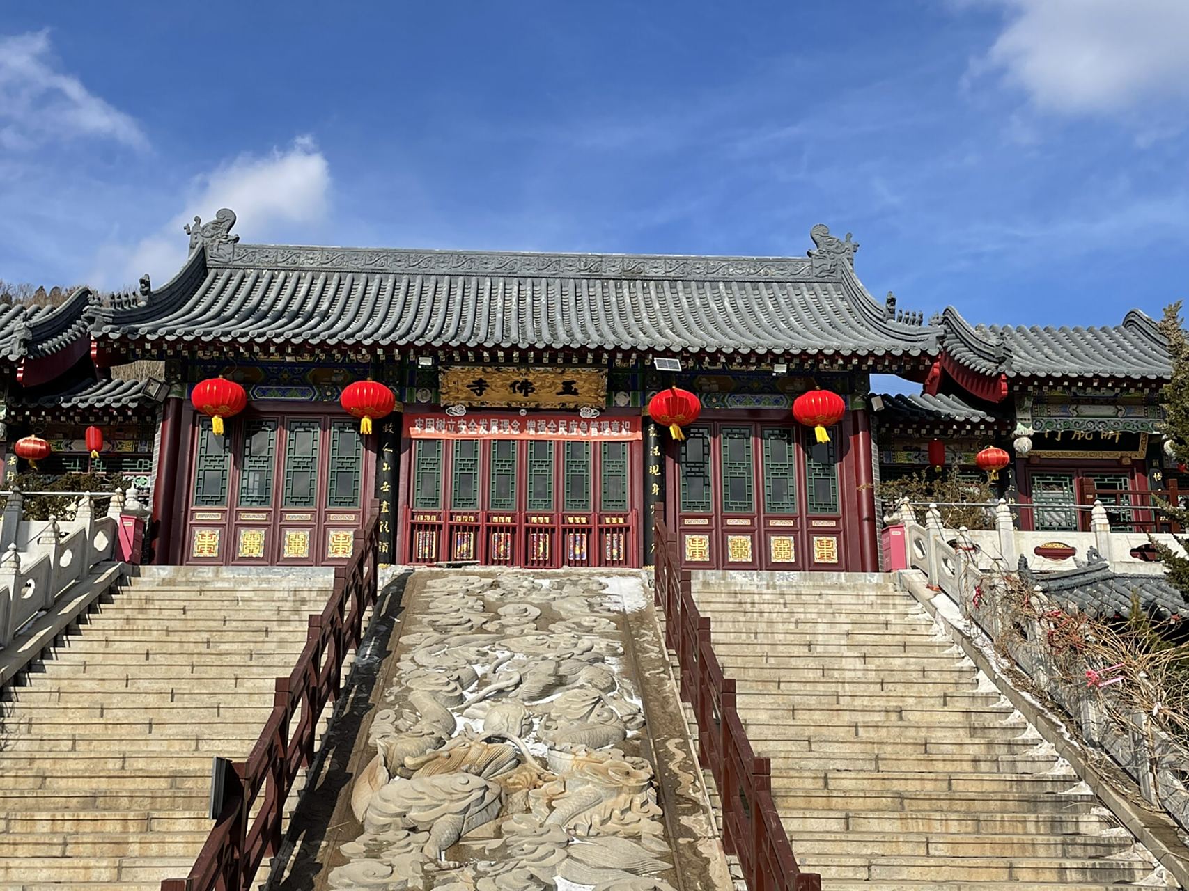 大连朝阳古寺,玉佛寺 不知道从什么时候起,过年总想来寺庙上香,为家人