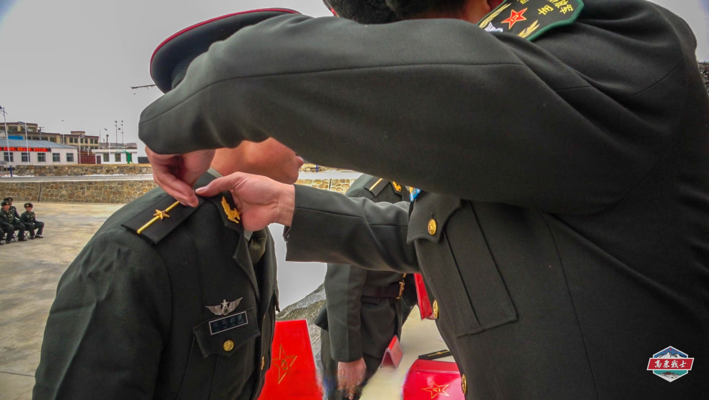 近日,西藏那曲军分区某部组织2023年度毕业学员授衔仪式,新排长们共同