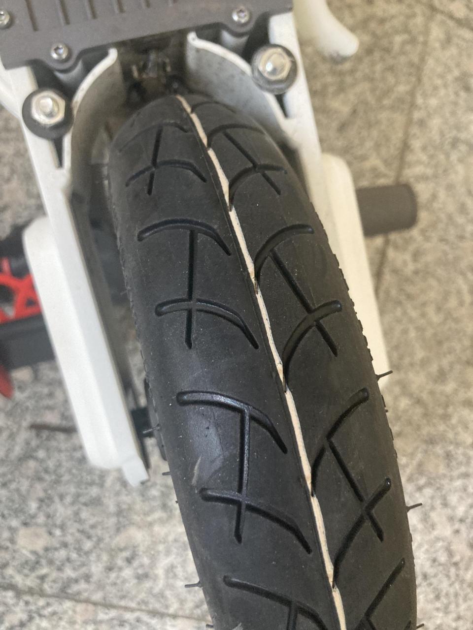 维修小米滑板车 换新轮胎