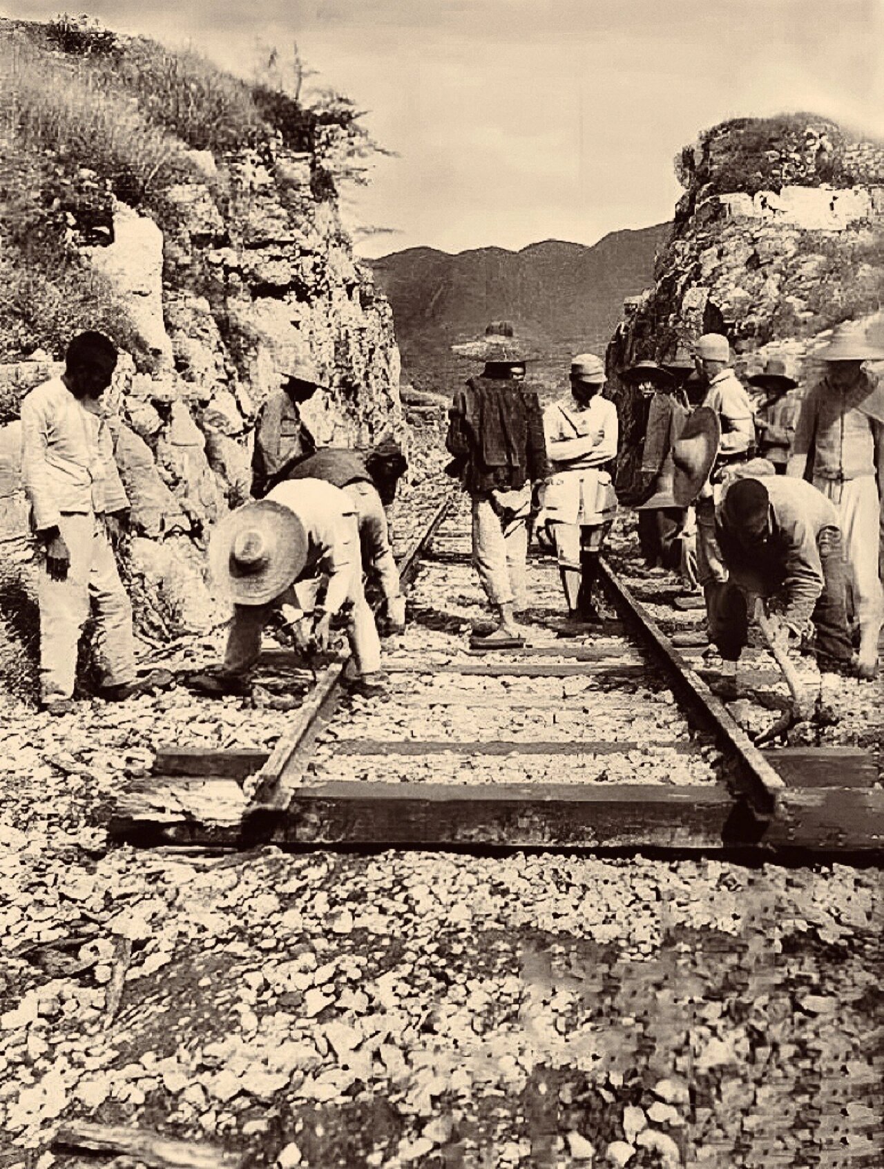 正在扒铁路的八路军