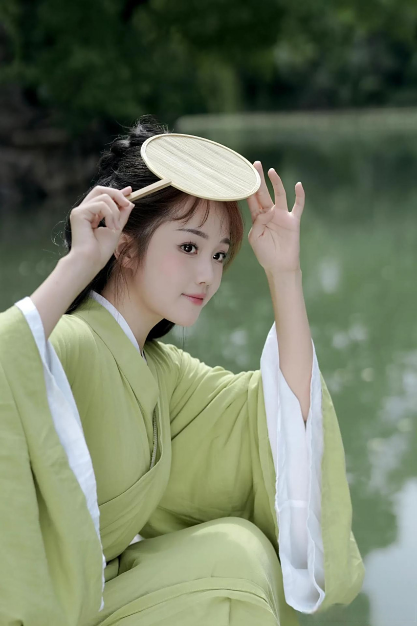 杨志雯在个人社交平台晒了一组古装相片,白皙的皮肤加上草绿色的服装
