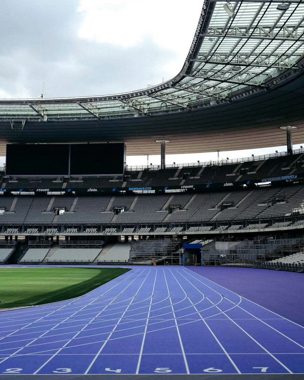 卡尔刘易斯体验巴黎奥运跑道   根据此前消息,巴黎奥运会田径赛场将分