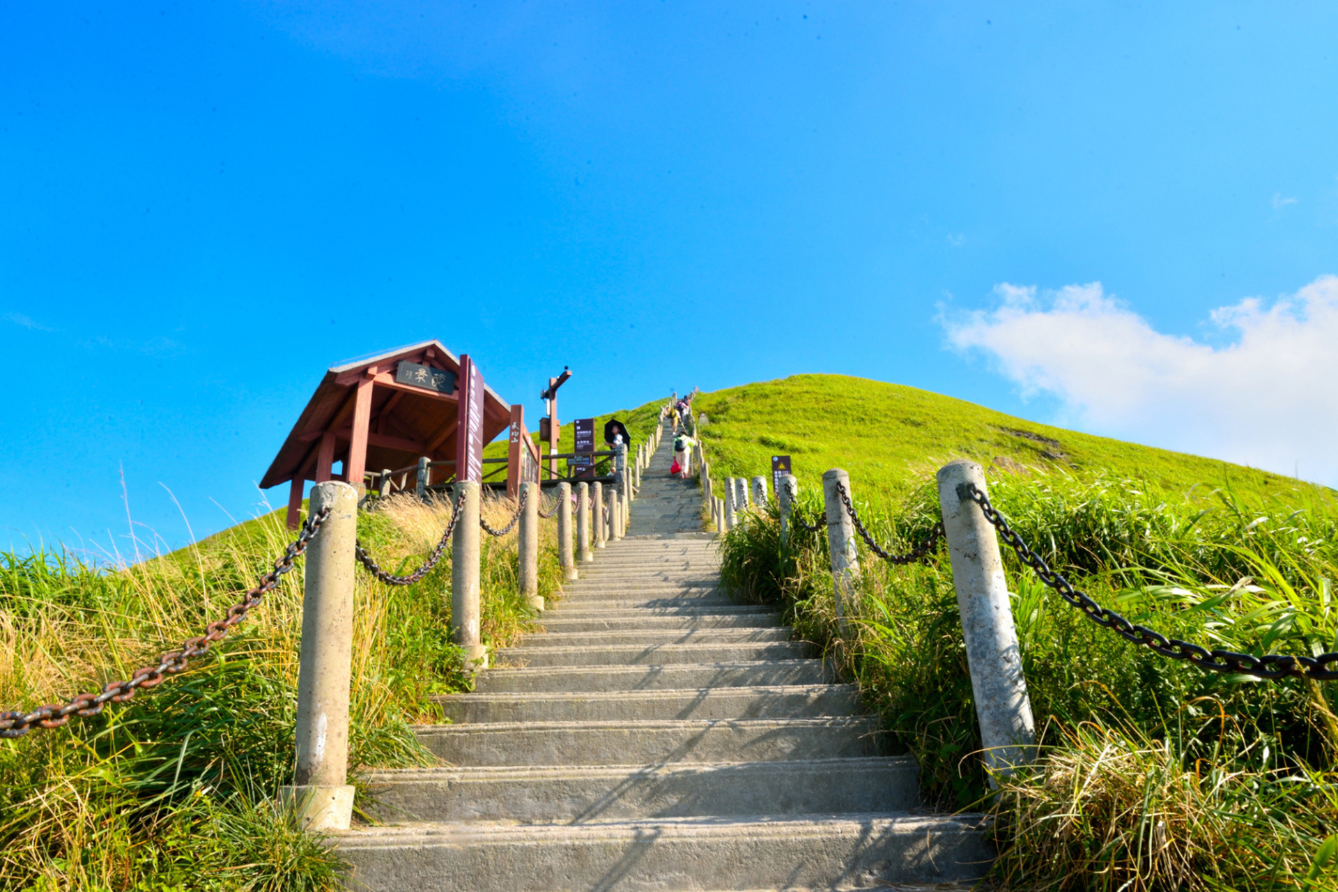 武功山位于江西省萍乡市东南部,居罗霄山脉北段,主峰白鹤峰海拔1918.
