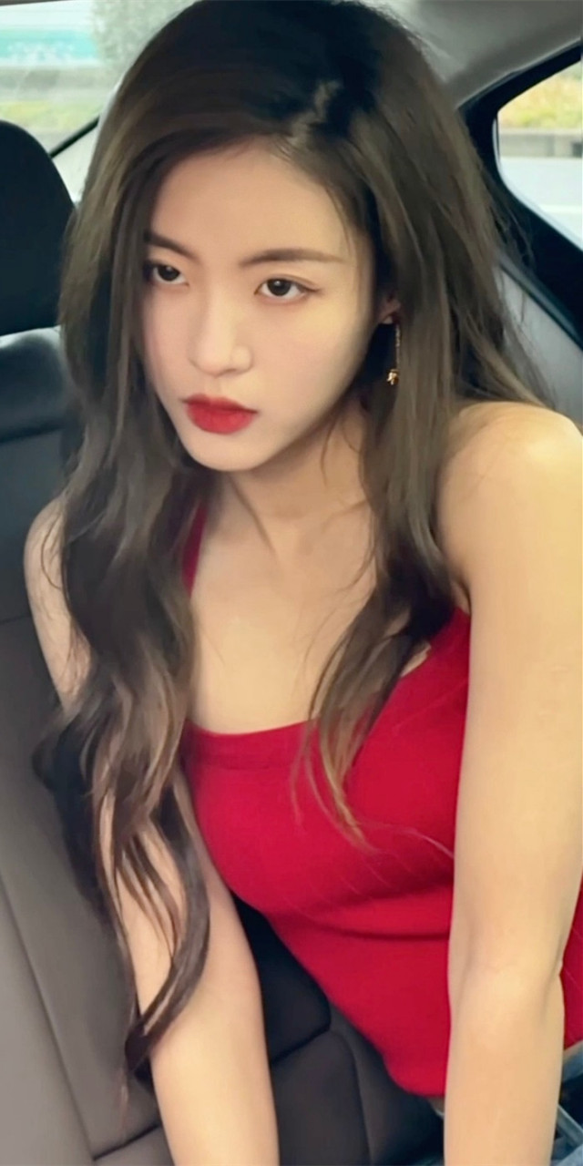 孙芮《偶然的煮意》红衣吊带侧拍氛围感写真壁纸图集