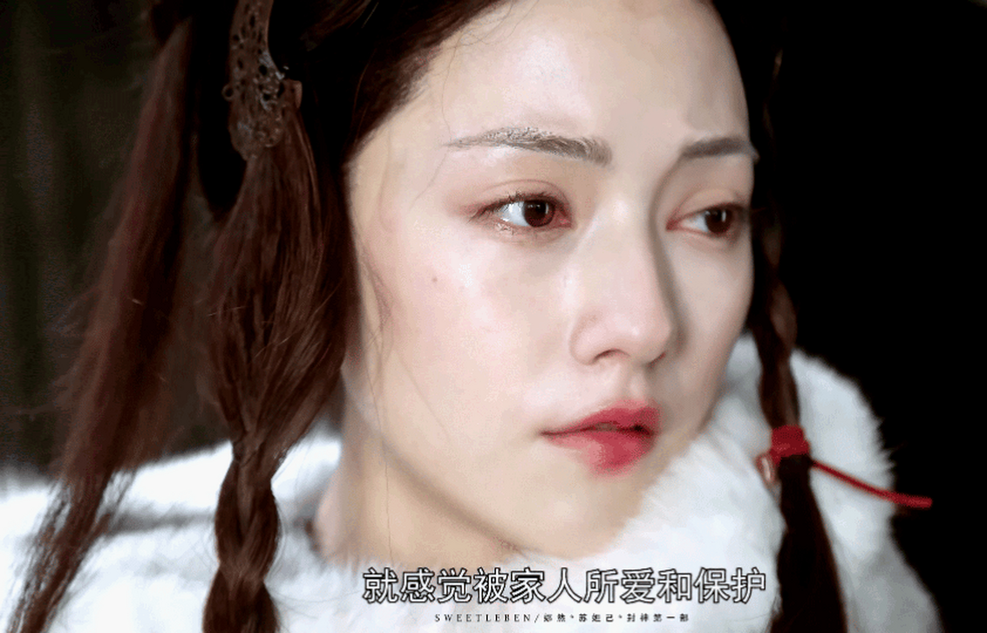 娜然某种程度上算迪丽热巴替身,虽然五官优越,但是相比迪丽热巴的路人