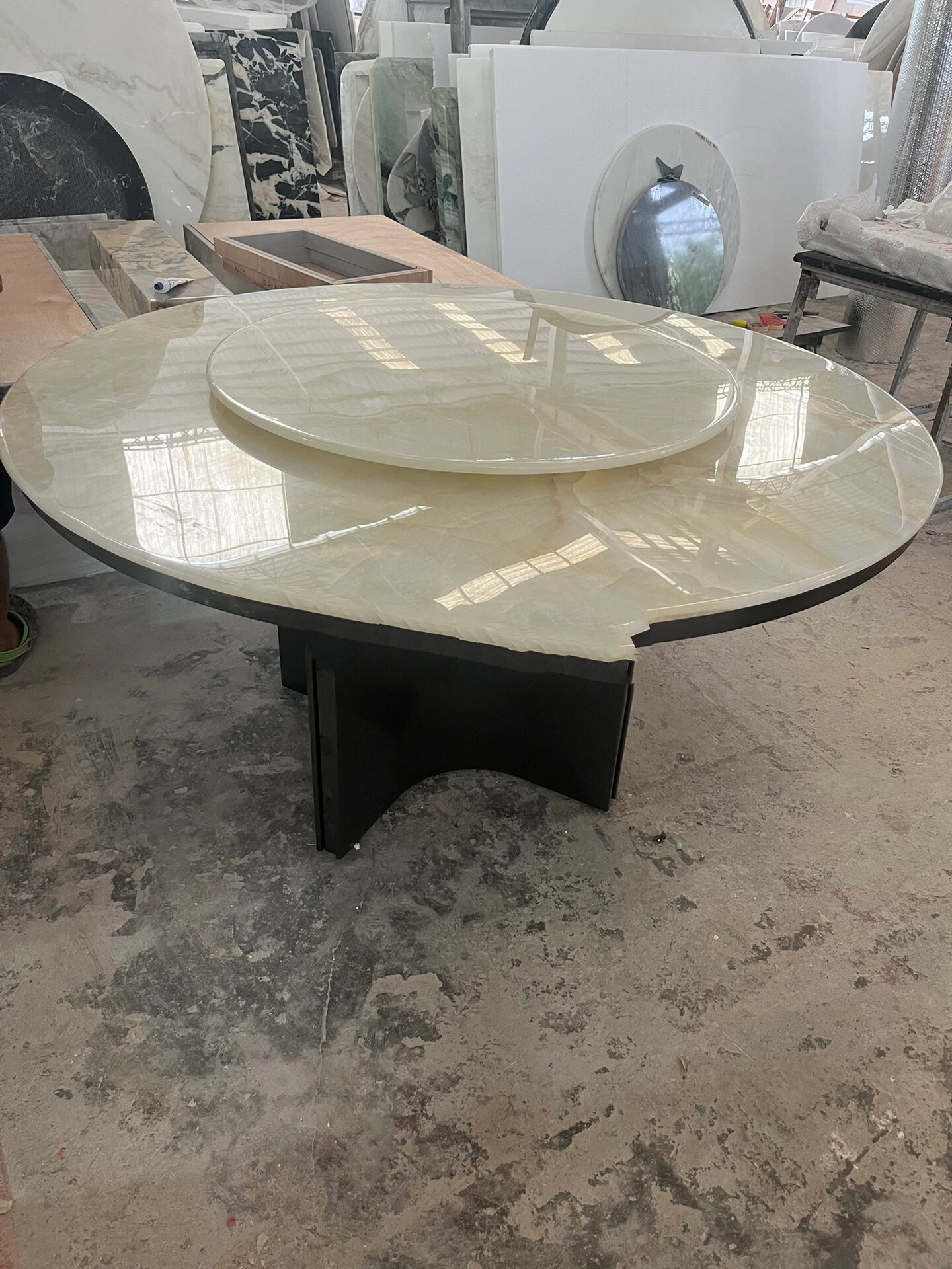 玉质感的大冰玉大理石餐桌来了