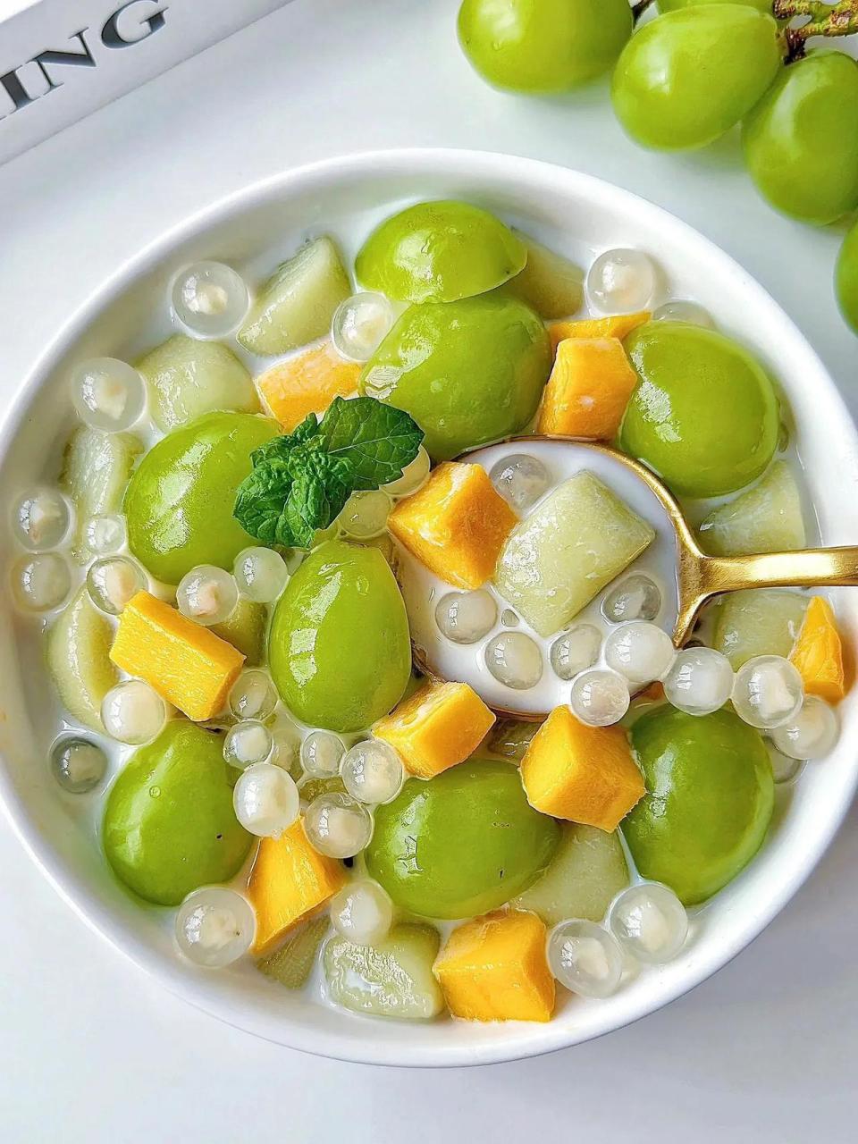 今天终于吃到了爆火的青提冰汤圆,糯糯叽叽的青提丸子,这个天气吃也