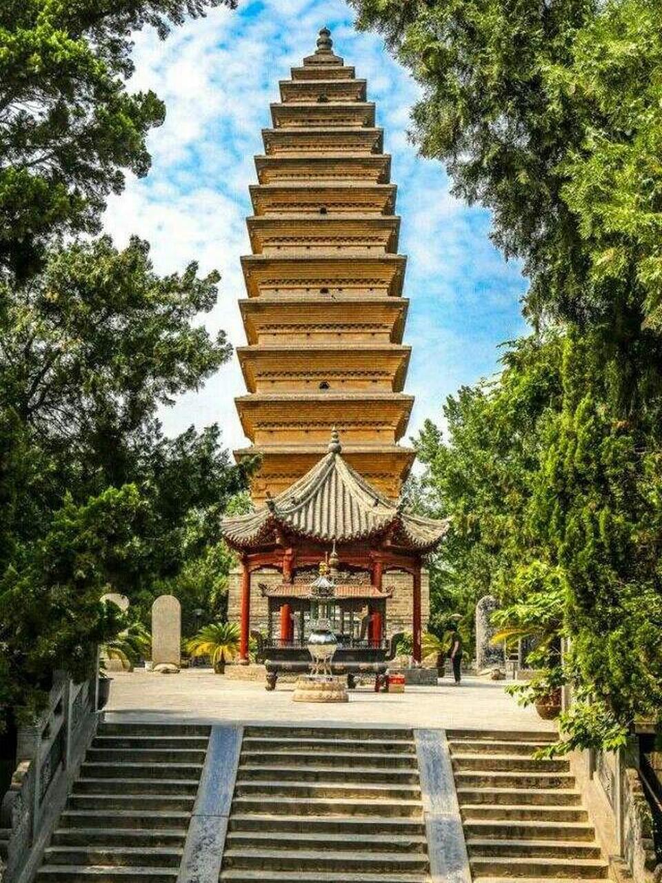 1,河南登封嵩岳寺塔,最古老砖塔. 2,山西应县木塔,最大木塔.