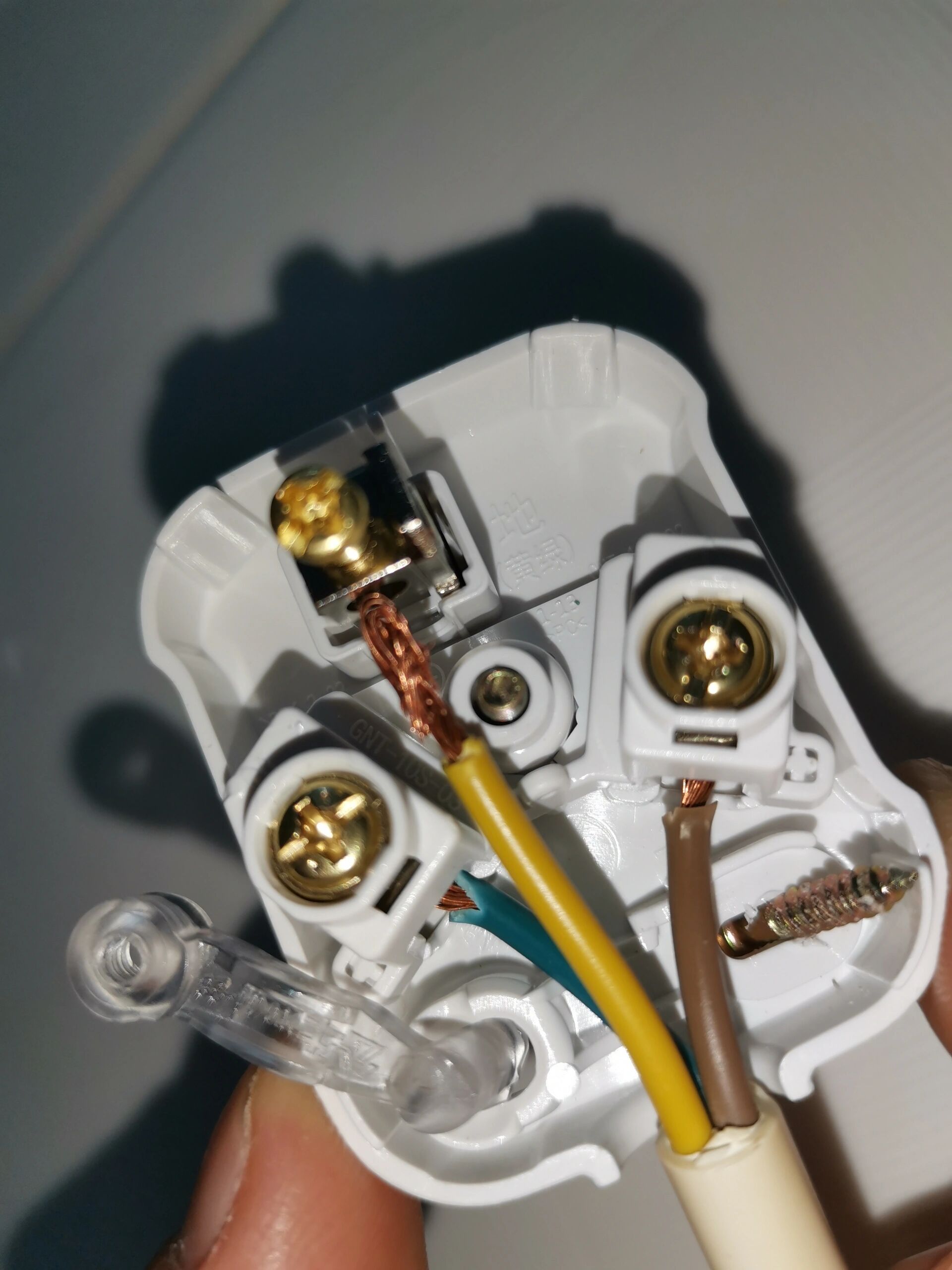 热水器插头烧了,自己第一次动手换 插头有点烧,拍照去请教电工,电工说
