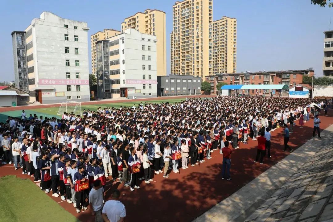 区检察院未成年人检察部门检察官为八角楼中学1500余名师上了一堂法治