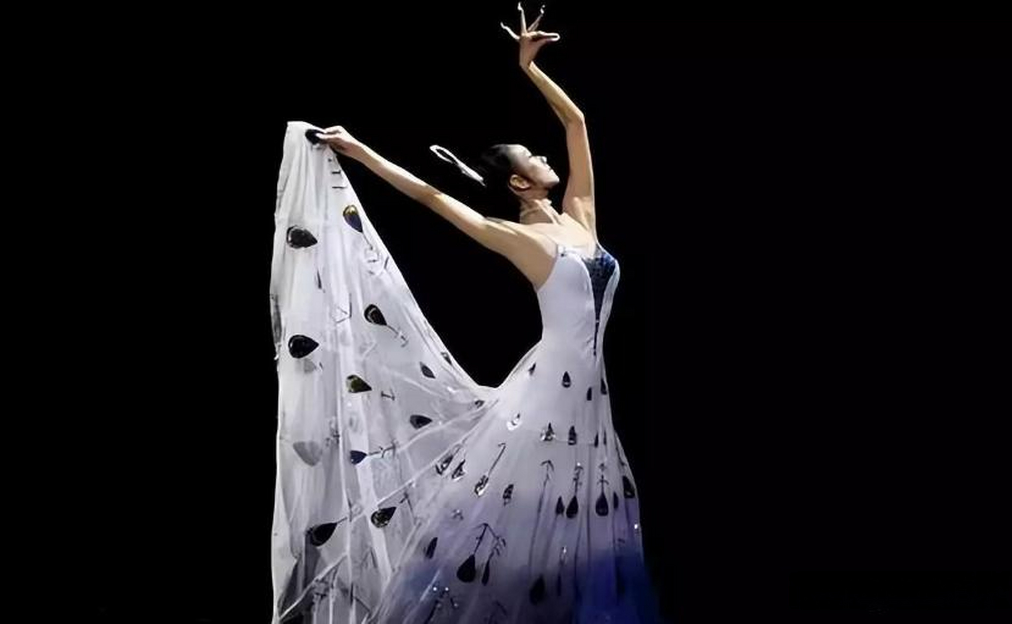 这里有一张杨丽萍徒弟跳孔雀舞的剧照,让我羞于正眼相看. 那位男演员