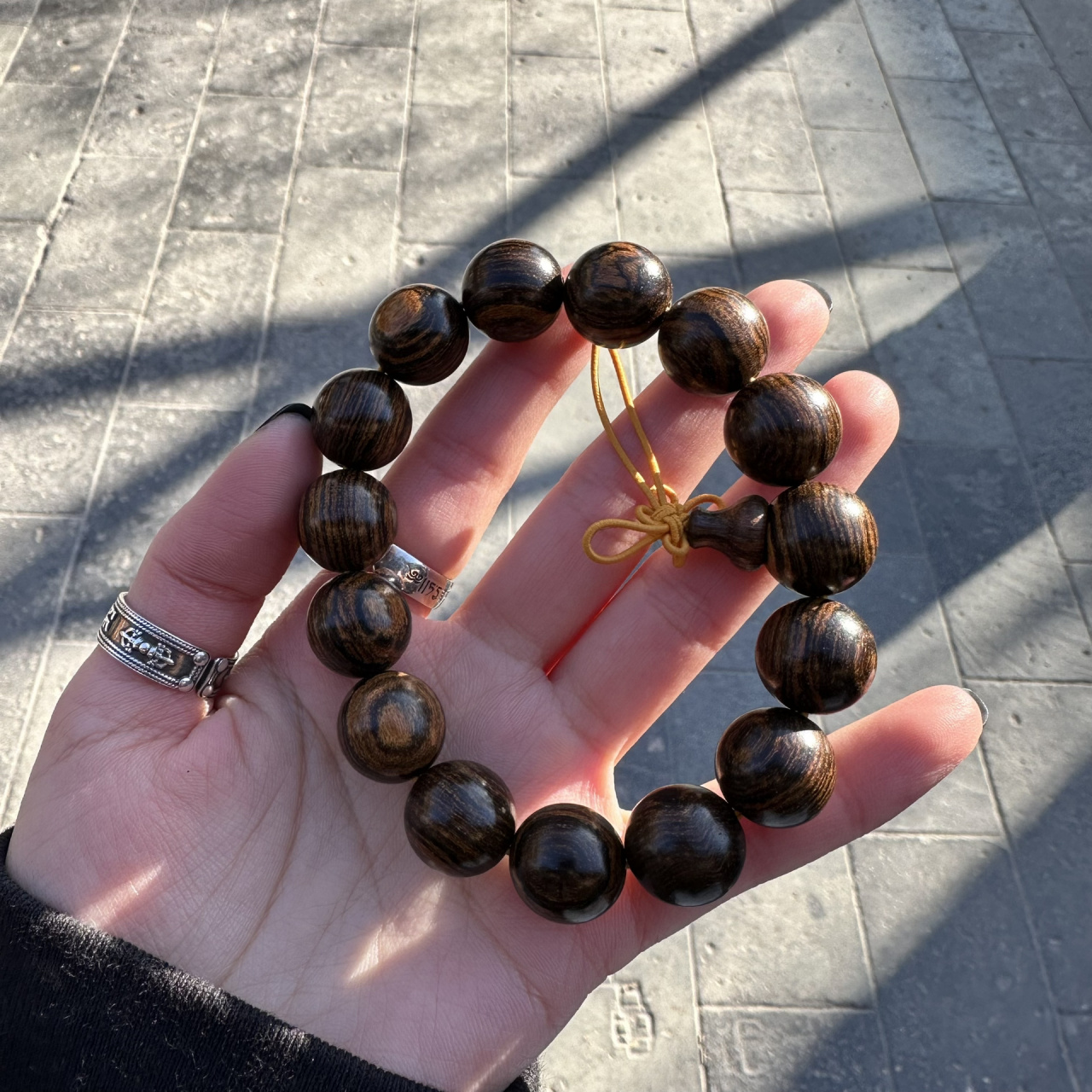 正月初七雍和宫 师傅赠的手串儿 好漂亮 真的很喜欢 比1200请的大漆有