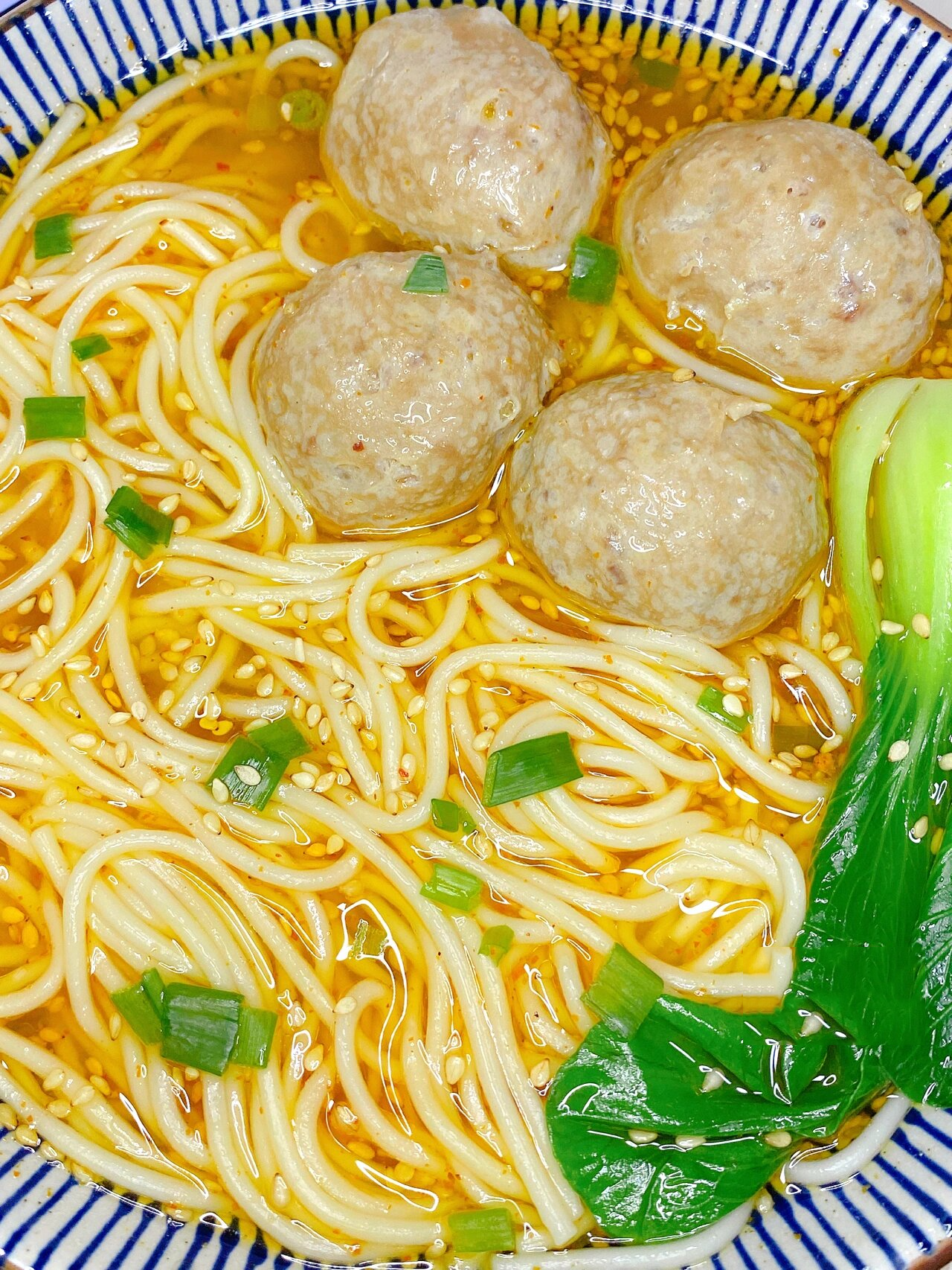 一人食|牛肉丸酸汤面90也太好吃了6015 94食材:面条,青菜