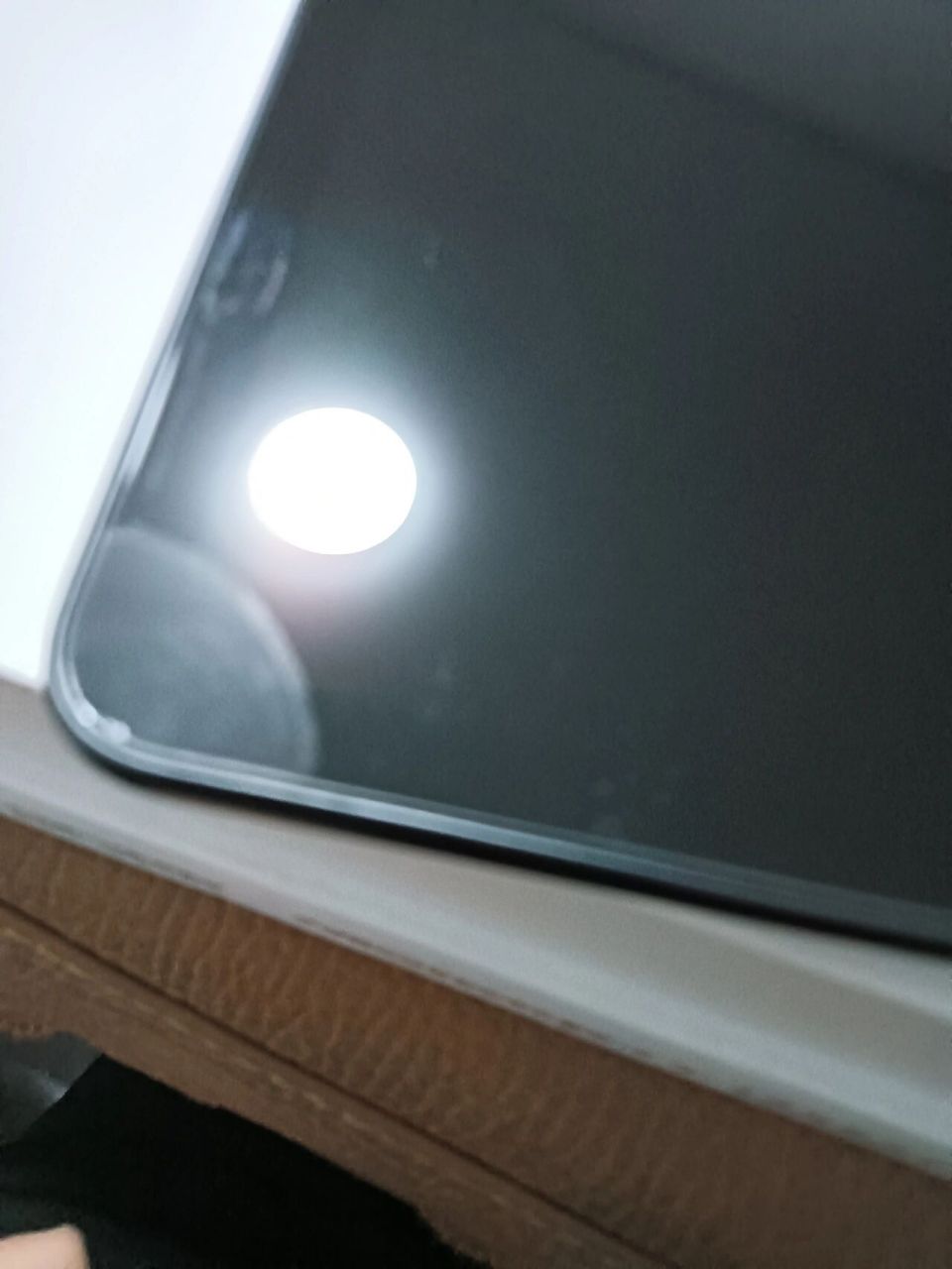 请问钢化膜揭开了一次角那里粘不上怎么办啊 家人们,俺要裂开了