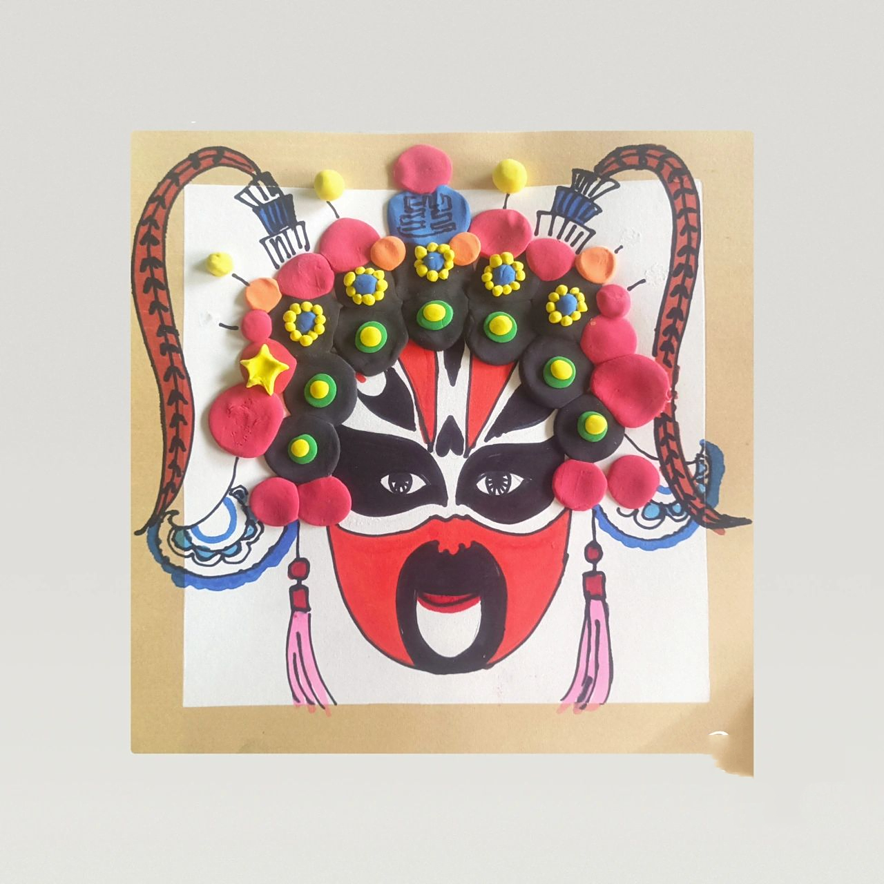 5-6岁国风粘土儿童画《京剧脸谱》 先用椭圆形画出人脸,然后用粘土做