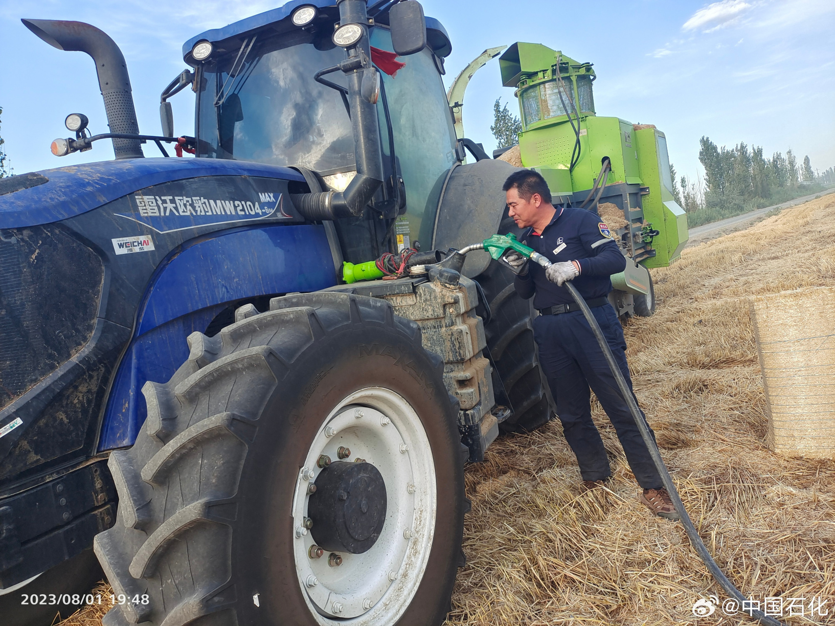 【麦田丰收,送油到田间地头】8月1日,中国石化新疆乌鲁木齐石油西关街