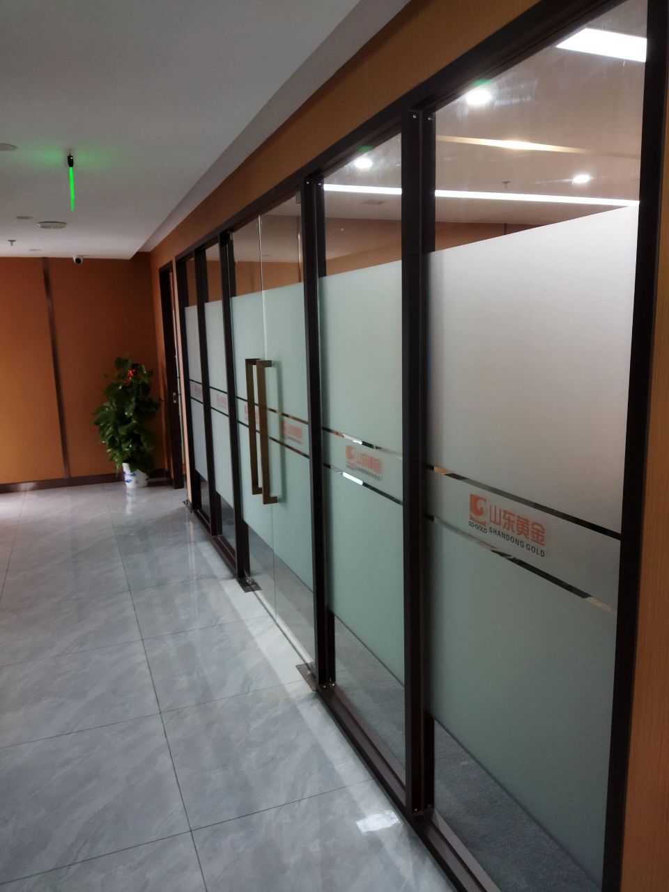 玻璃贴膜隔热膜办公室磨砂膜防晒膜上门贴膜 深圳极速上门贴玻璃膜