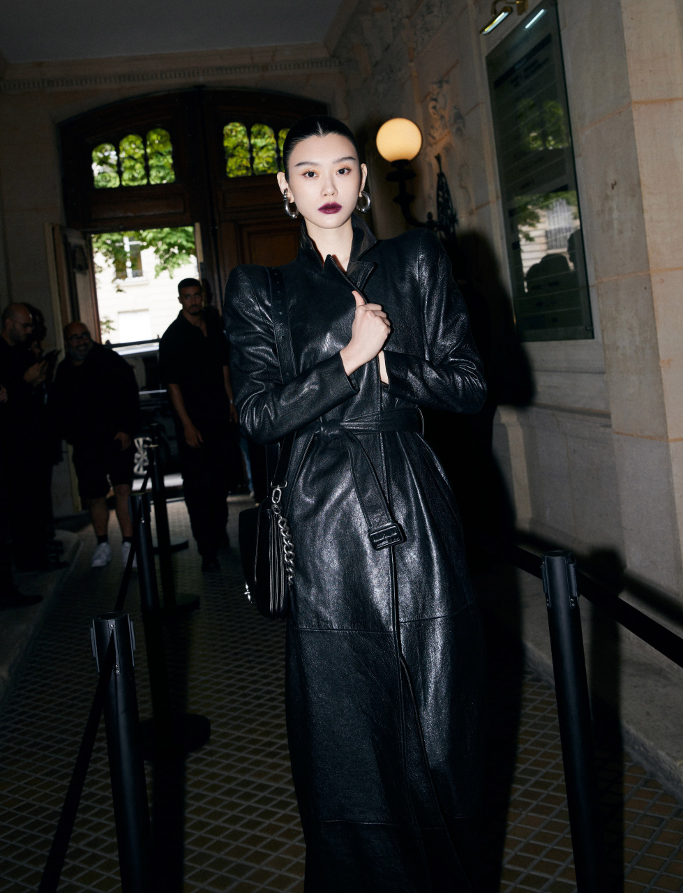 奚梦瑶@奚梦瑶 秀场look来袭高马尾深色唇黑皮衣,今天是走路带风的