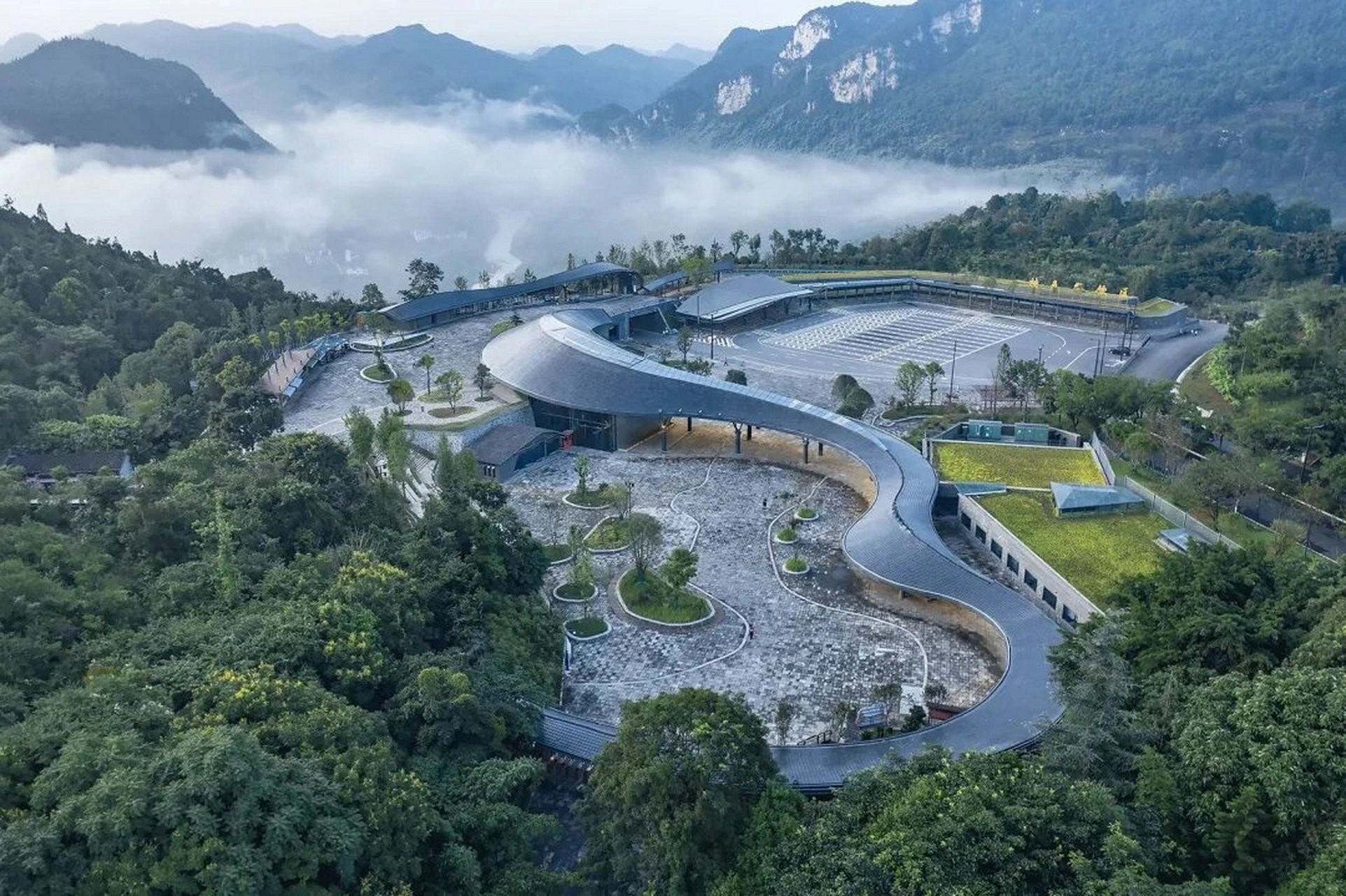 黄果树大瀑布天星桥景区入口游客中心 好像深山里的一条大蟒蛇 中国