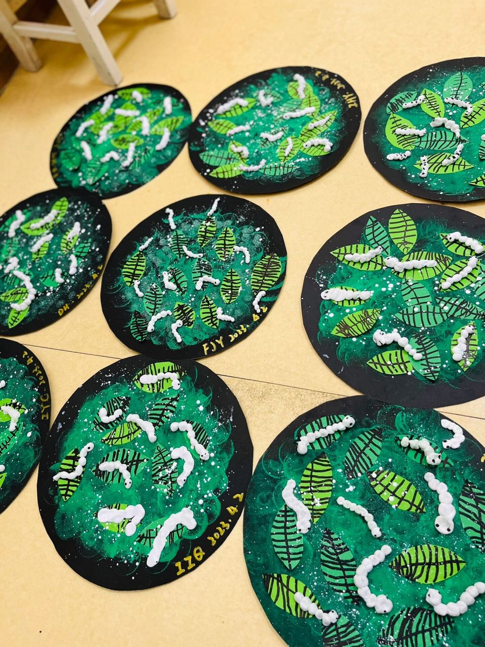 创意美术 蚕宝宝 今日作品《蚕宝宝》:春蚕的一生平淡无奇,从卵到蛾