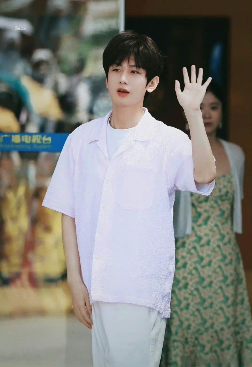 成毅上班路透,粉色衬衫好清新一帅哥