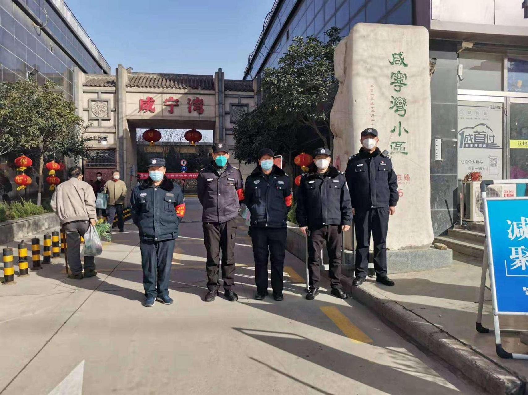 公安新城分局韩森寨派出所到辖区检查院落保安值守情况