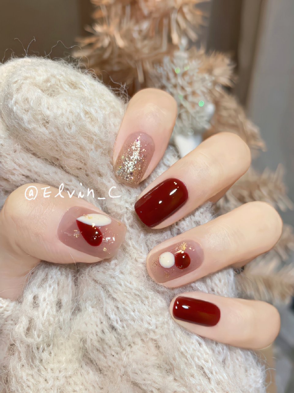 hello集美们~ 今天是一个灰常简约的圣诞节美甲 红白撞色也可以用作