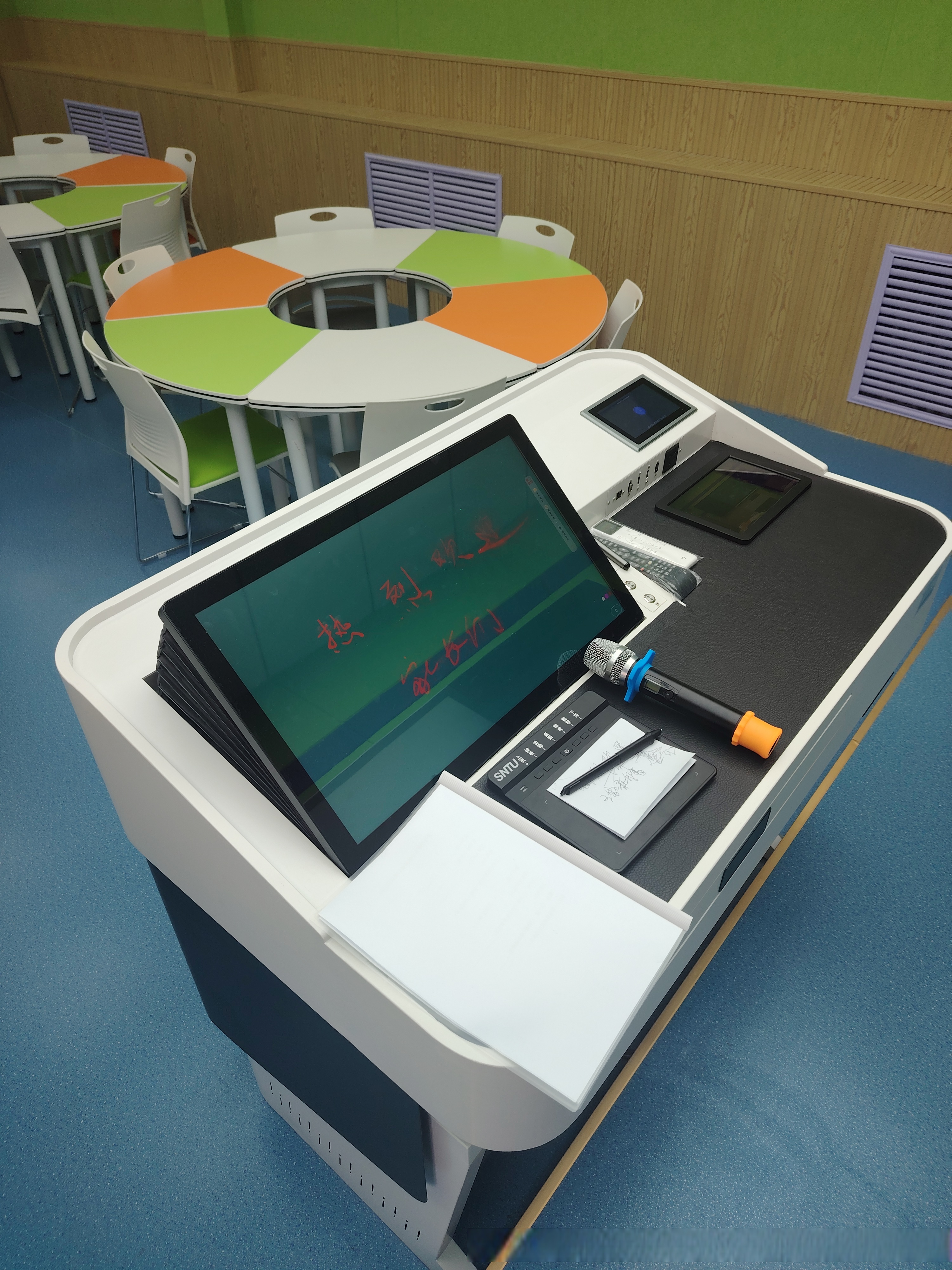 智慧讲台是集多种先进技术于一体的教育设备