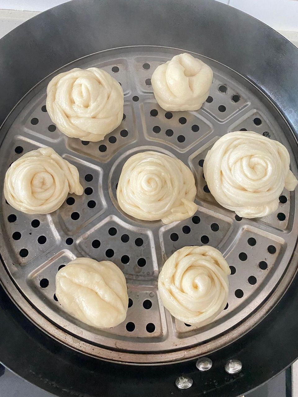 周末花式包子和馒头 第一次做包子的时候造型有点差强人意,在各种教程