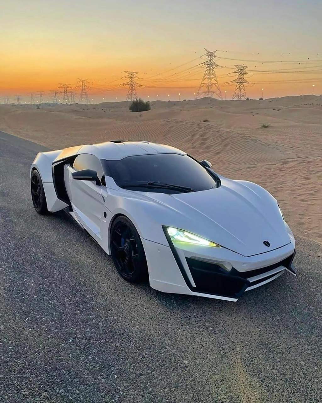 莱肯跑车图片lykan hypersport 莱肯超跑,跑车界的翘楚.