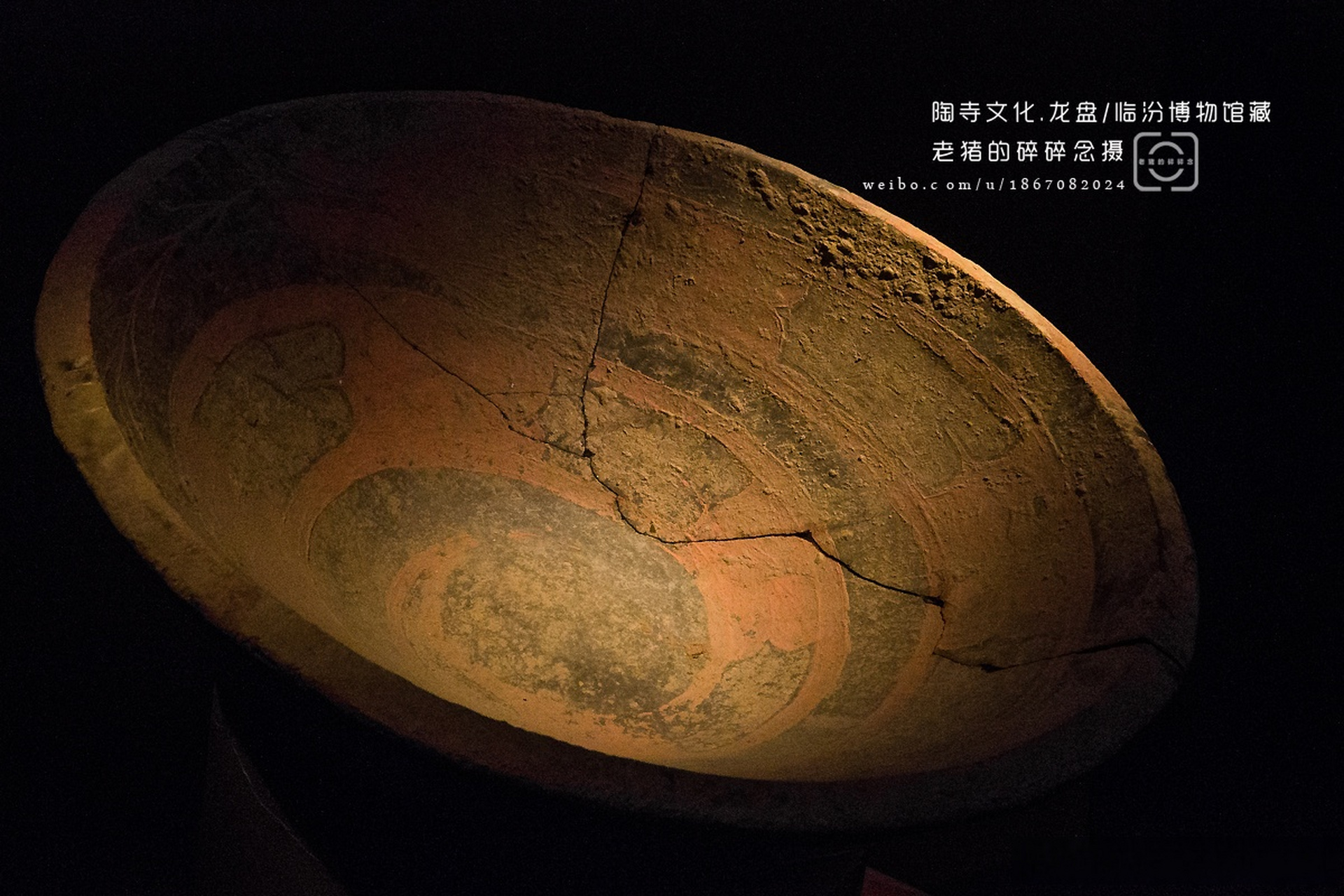 陶寺龙盘的年代约在公元前2300年,是中国迄今科学发掘所见到的真正