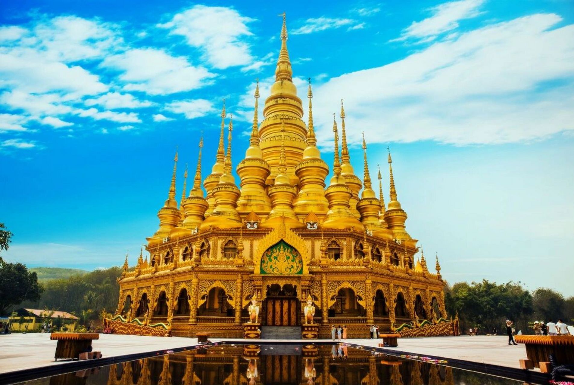 傣王朝的皇家寺院"景飘佛寺"的厉址上恢复重建的,"景飘佛寺"是傣族