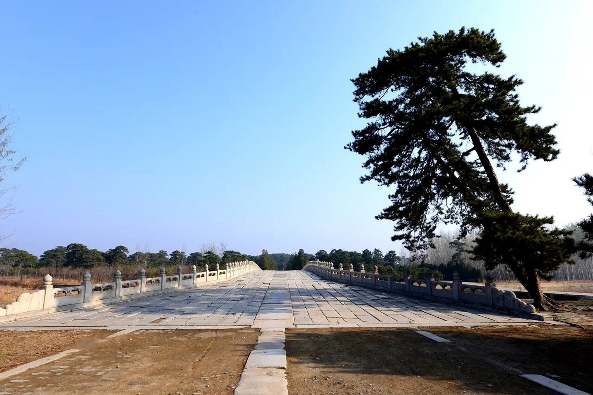 清西陵位于河北省保定市易县梁各庄西15公里处的永宁山下