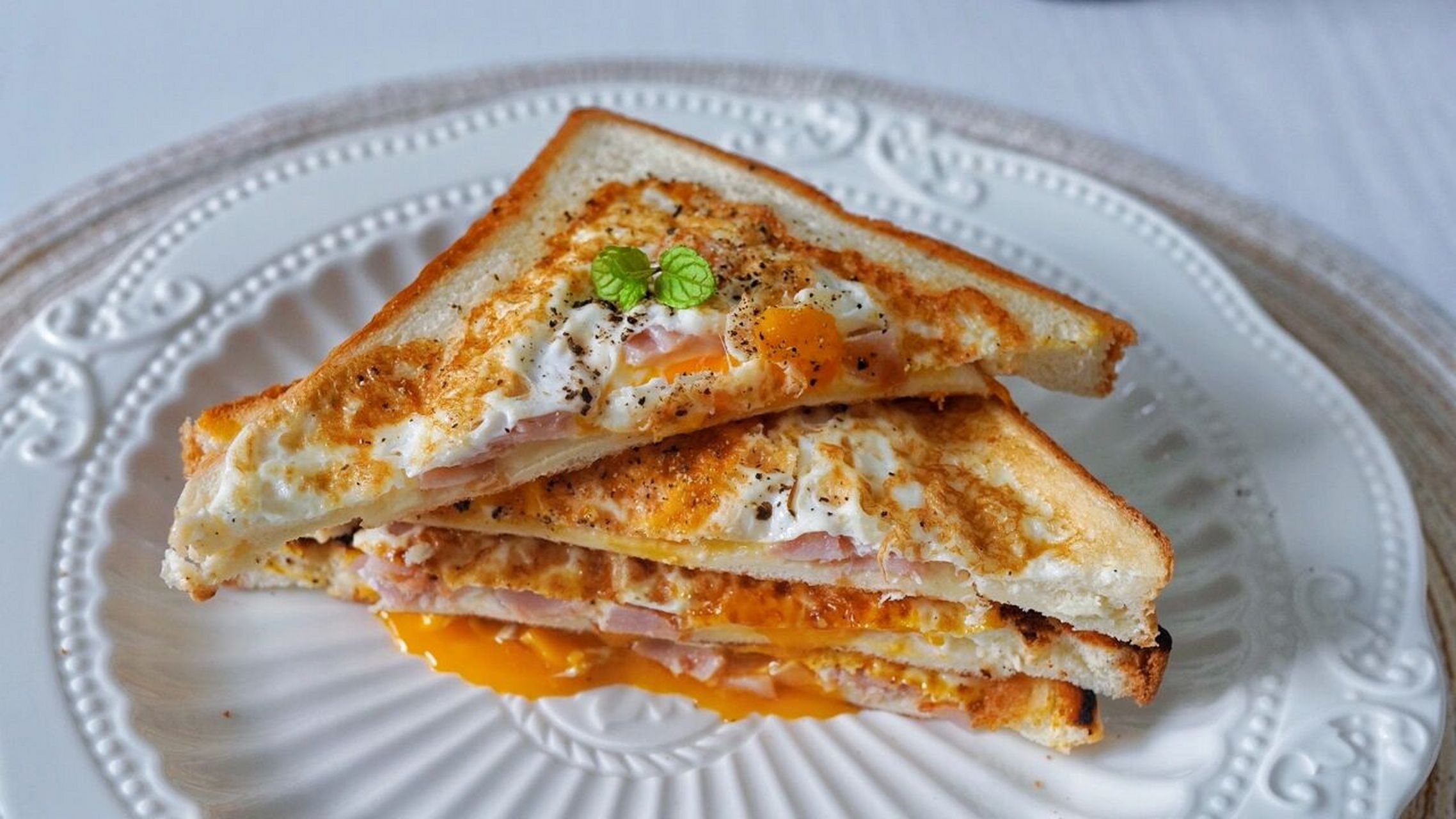 平底锅5分钟97芝士火腿吐司,懒人营养早餐 最近因为工作忙,总是忘记